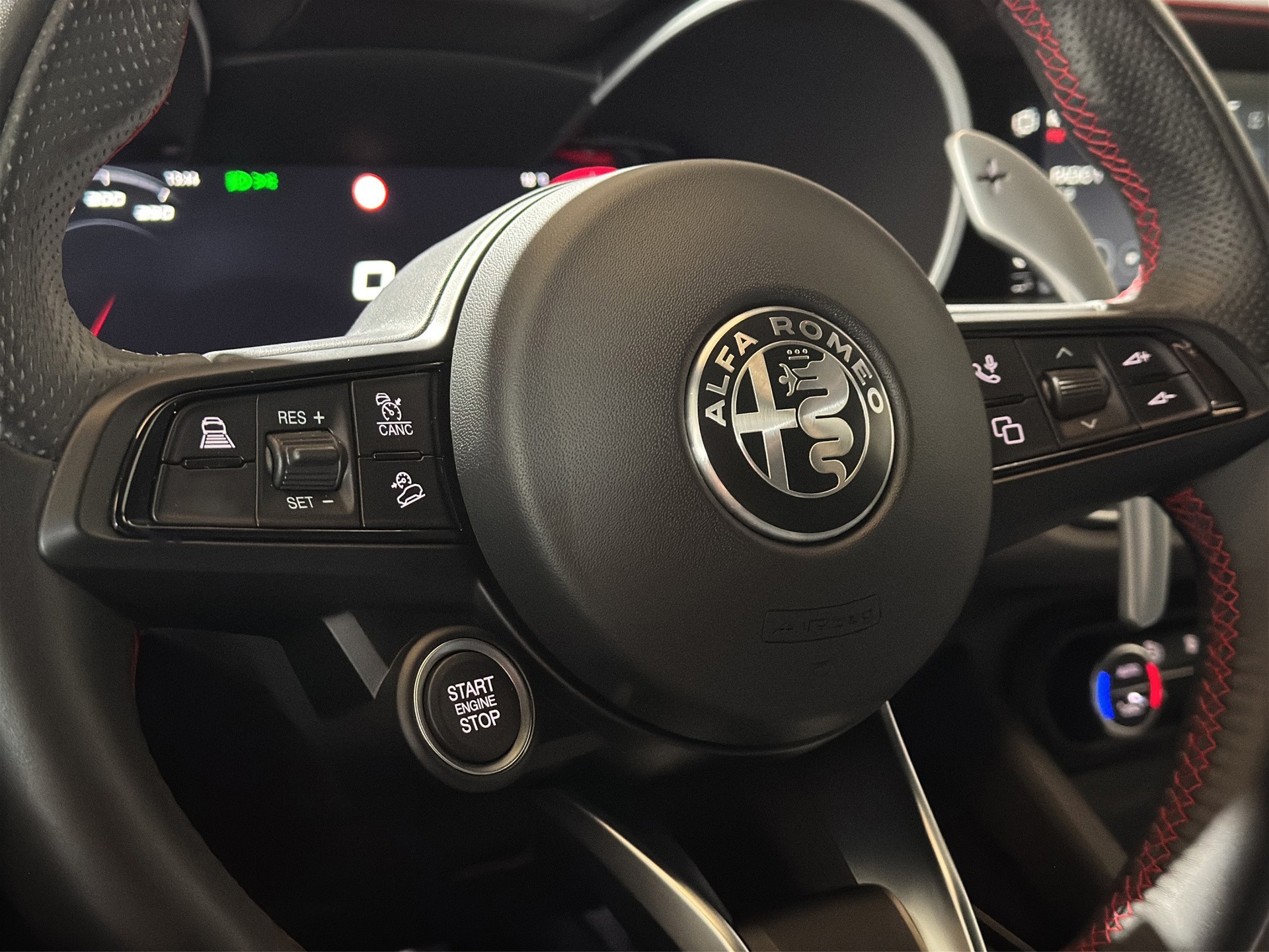 ALFA ROMEO Giulia 2.0 Competizione Q4 AT8 "ADAS Pack"-image-13