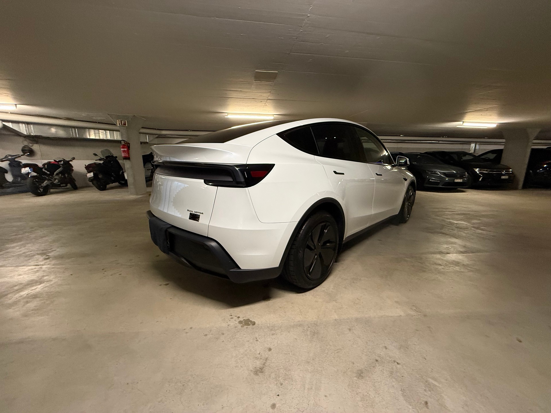TESLA Long Range AWD-image-7