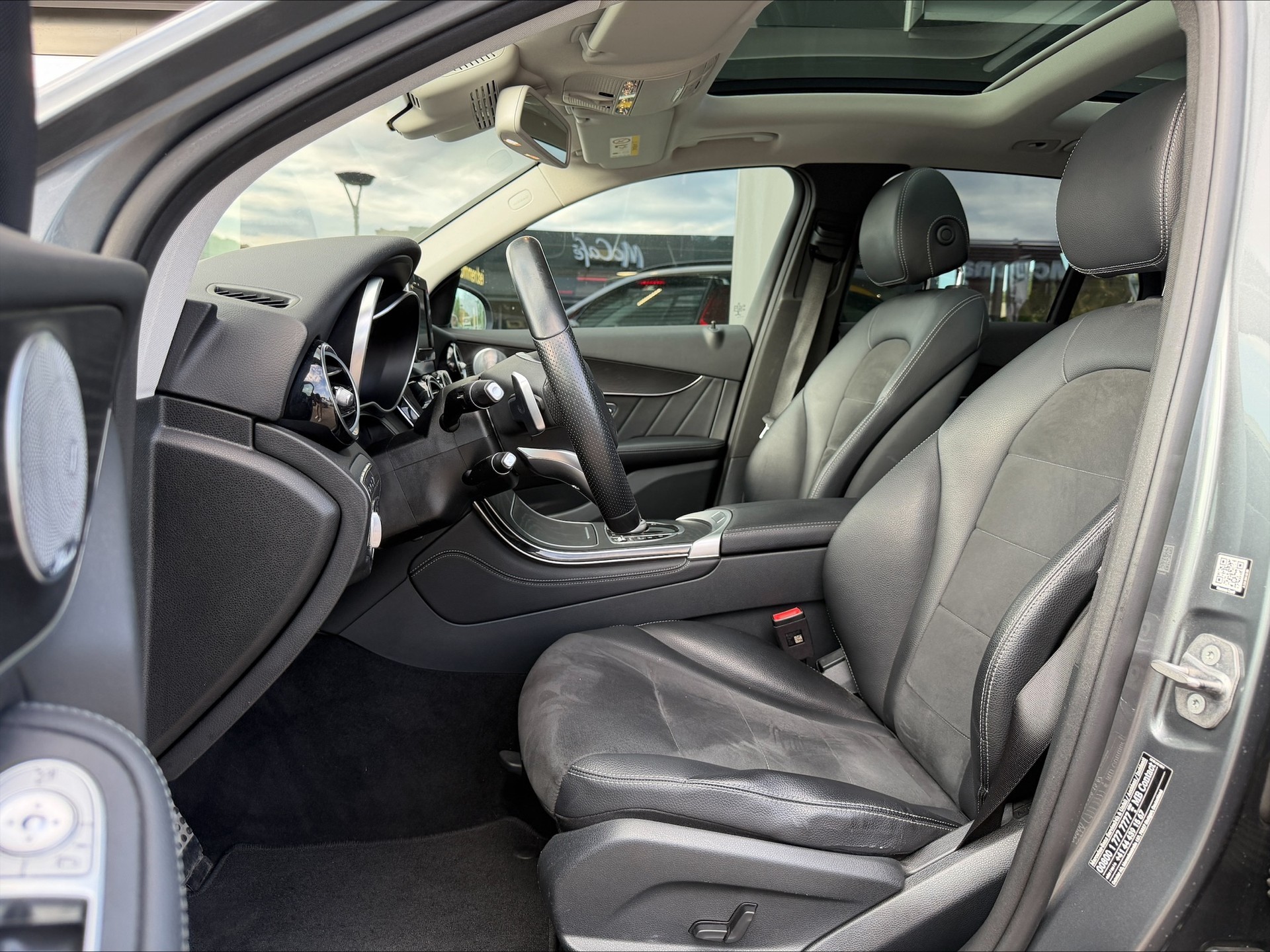 MERCEDES-BENZ GLC 250 AMG Line 4Matic 9G-Tronic-showroom-element-3
