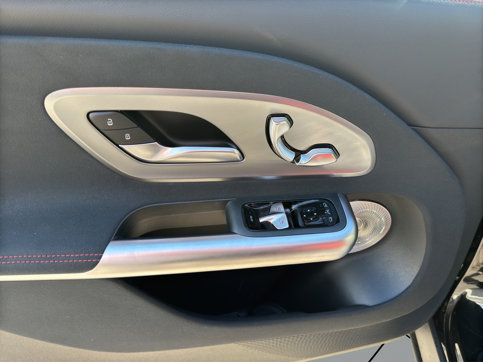 MERCEDES-BENZ GLB 350 85kWh EQ 4 Matic-image-7