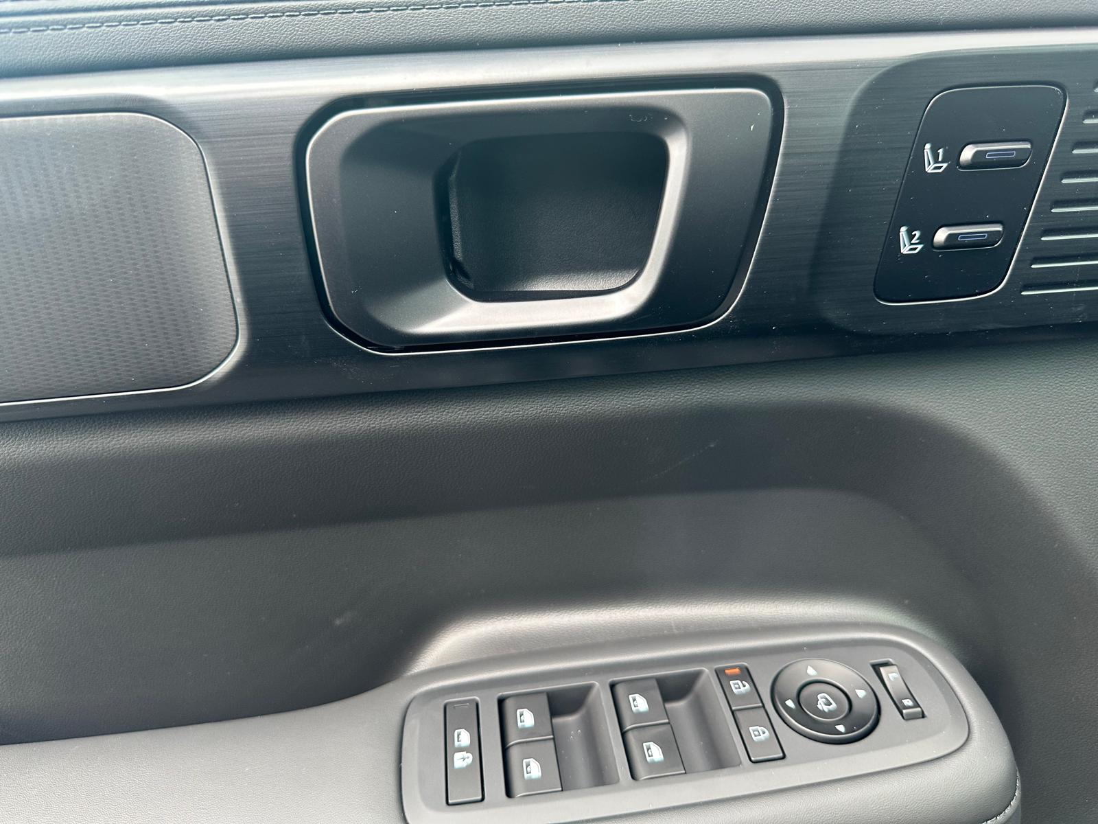 HYUNDAI Santa Fe 1.6 T-GDi HEV Calligraphy Swiss Ed. 4WD Automatic-image-18