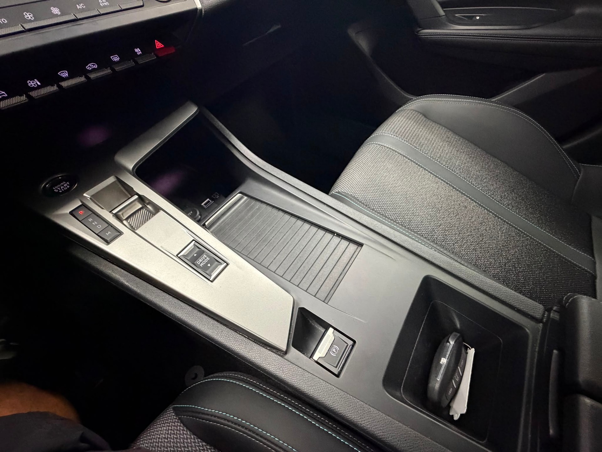 PEUGEOT 408 1.2 HEV 145 Allure-image-14
