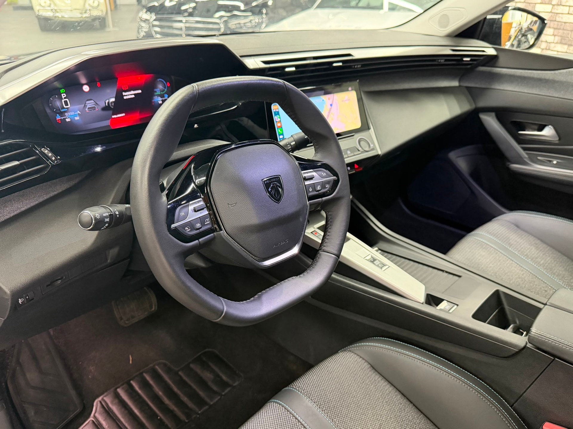 PEUGEOT 408 1.2 HEV 145 Allure-image-10