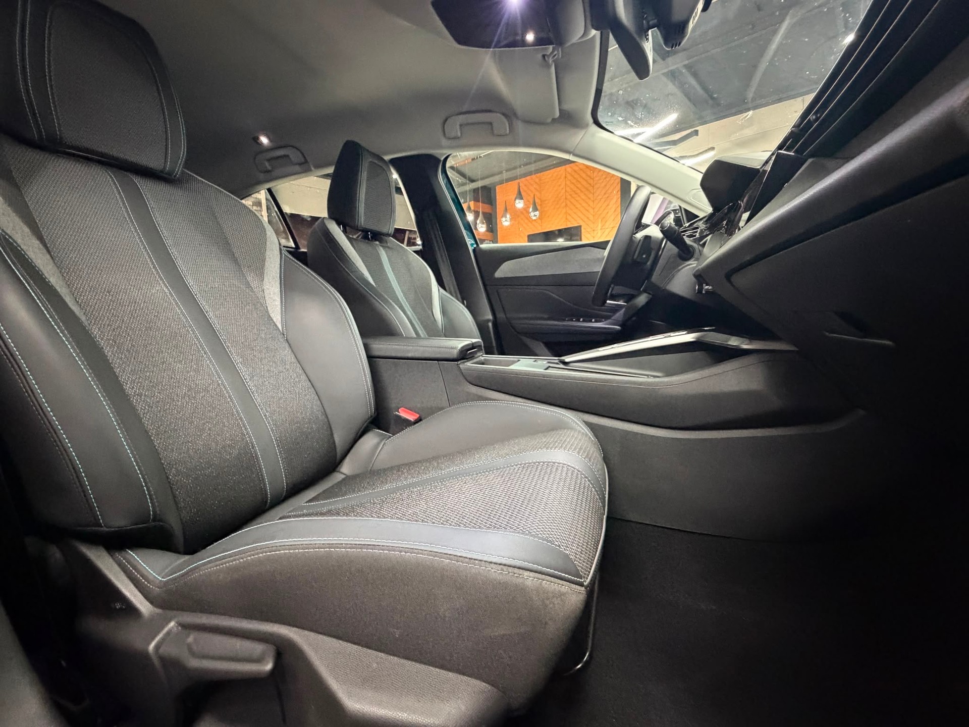 PEUGEOT 408 1.2 HEV 145 Allure-image-23