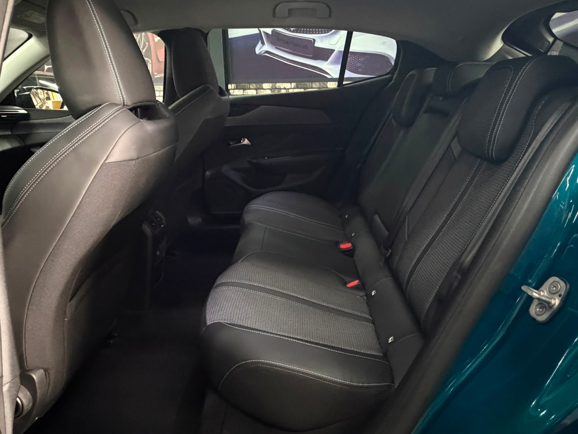 PEUGEOT 408 1.2 HEV 145 Allure-image-16