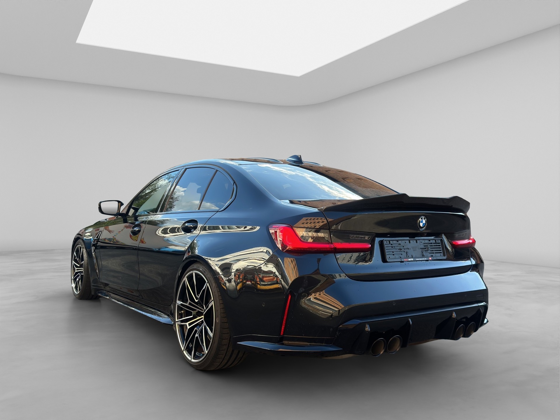BMW M3 Competition-showroom-element-3