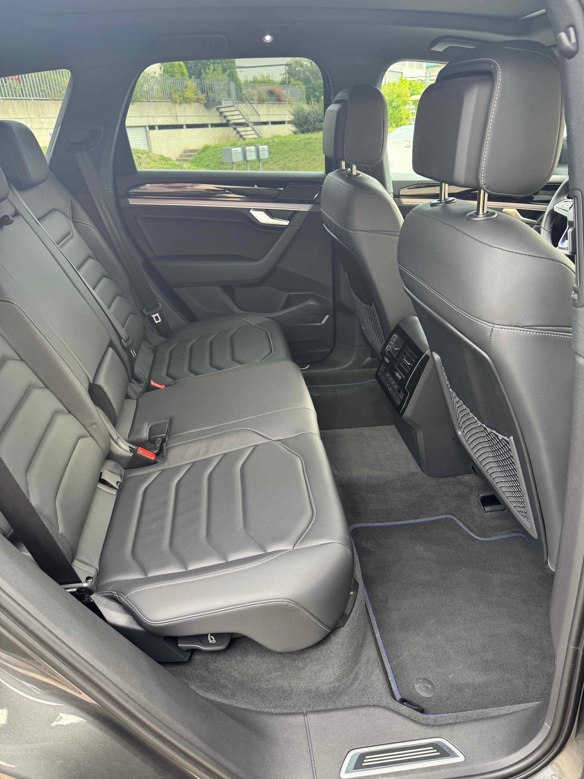 VW 3.0 V6 TSI PHEV R-image-6