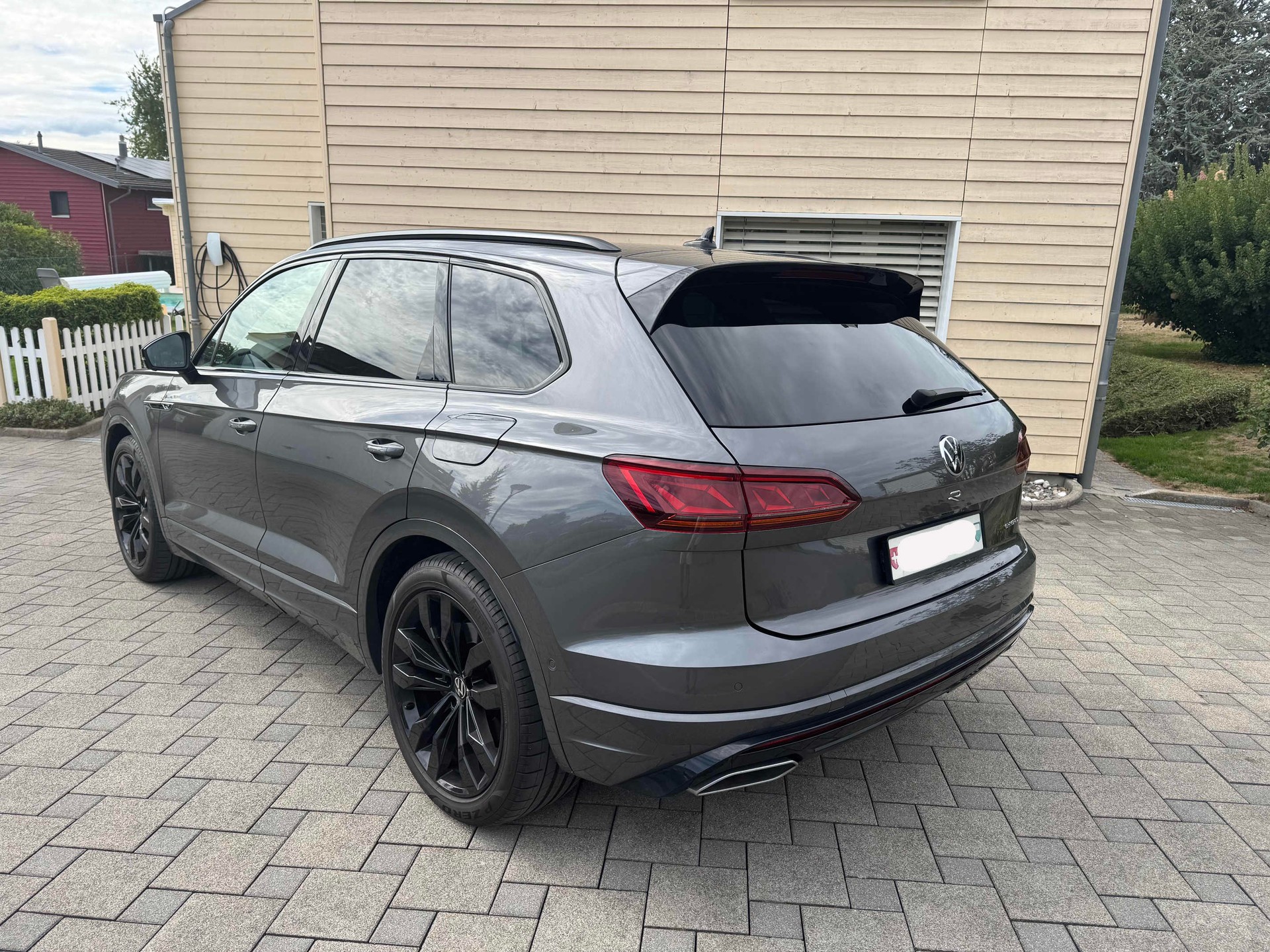 VW 3.0 V6 TSI PHEV R-image-1