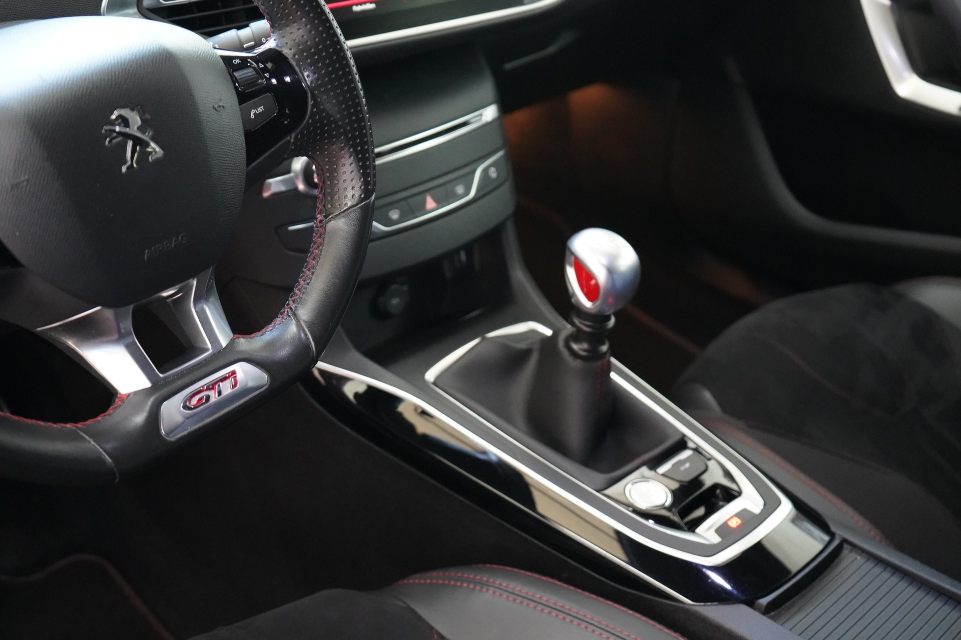 PEUGEOT 308 1.6 GTi-image-12