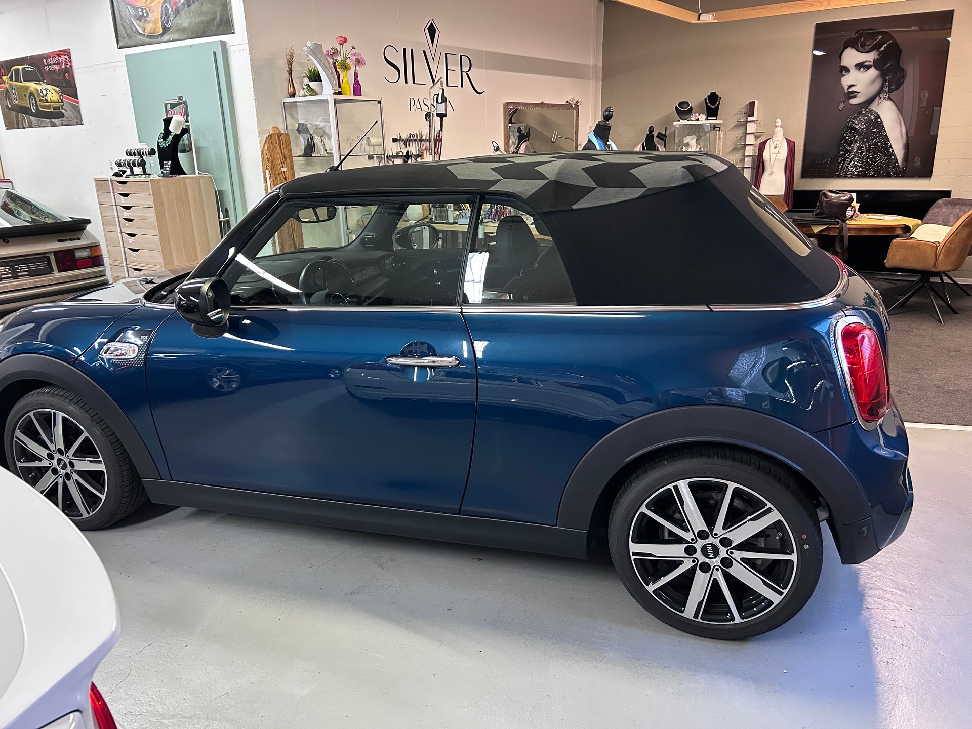MINI Cooper S Cabriolet DKG-showroom-element-1