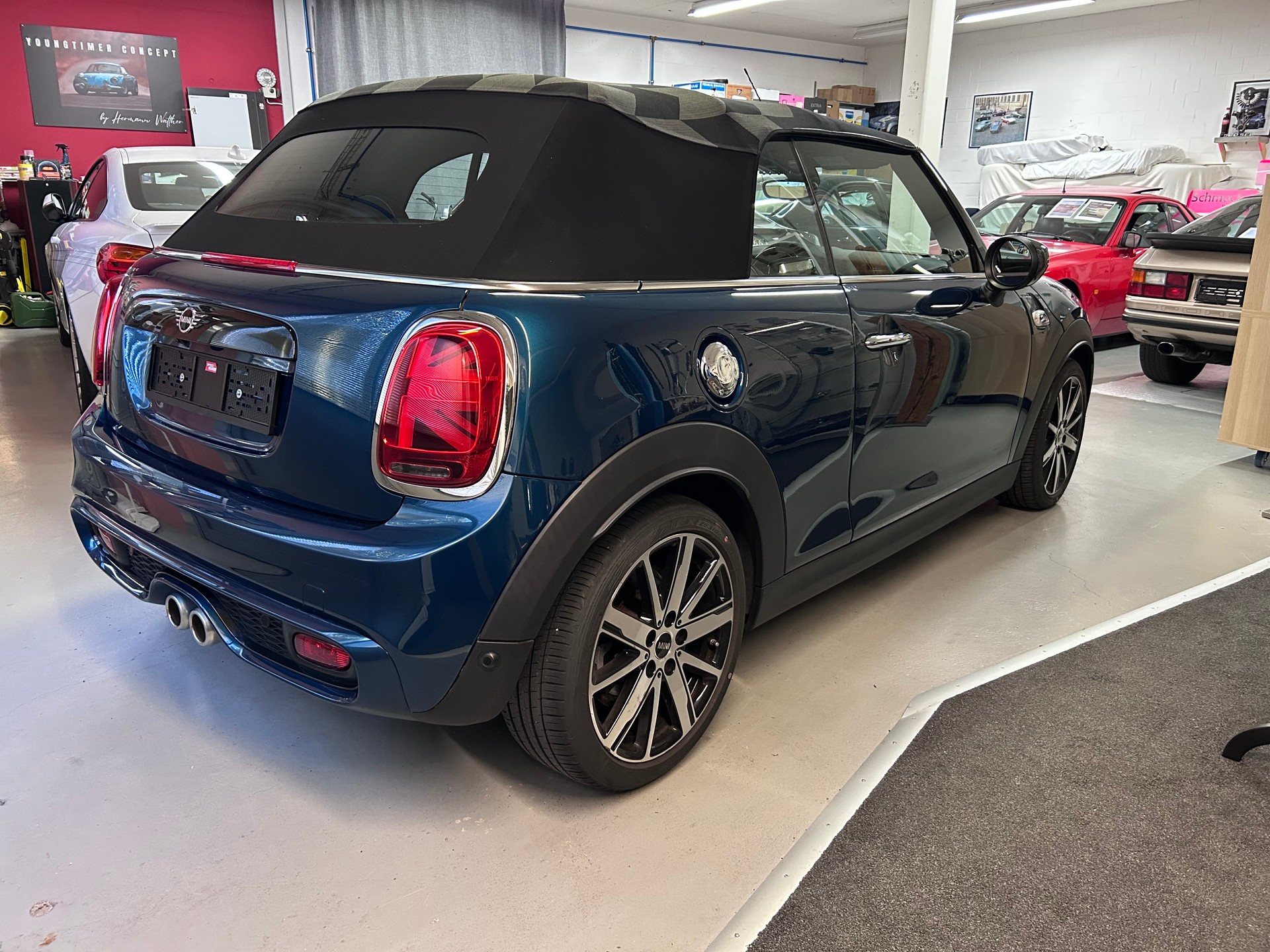 MINI Cooper S Cabriolet DKG-showroom-element-2