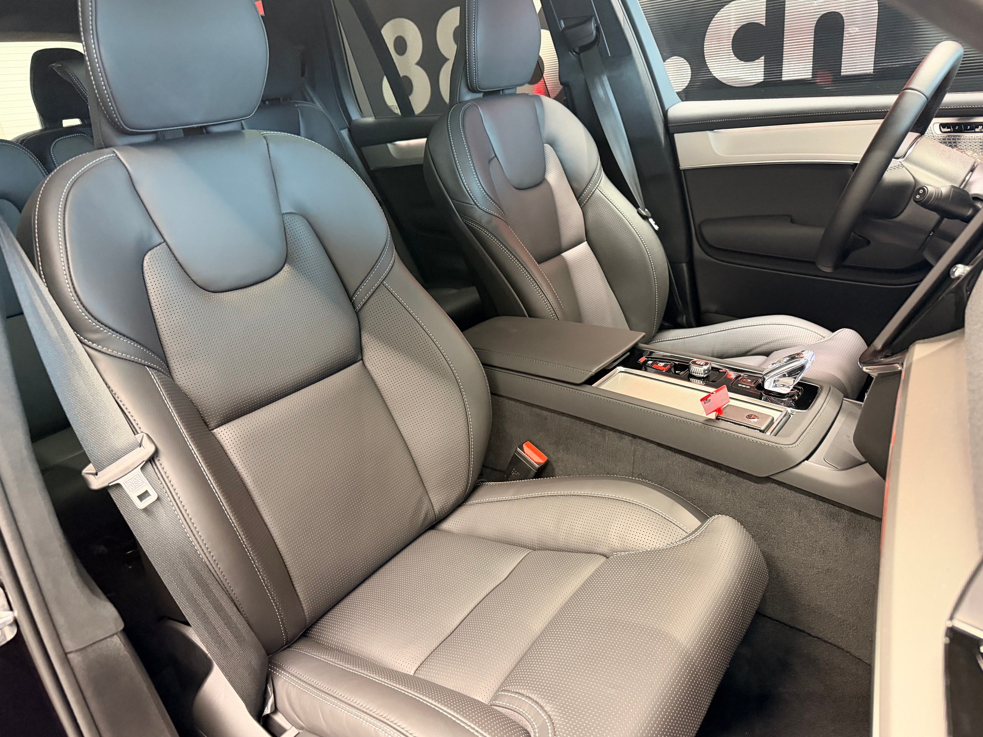 VOLVO XC90 T8 eAWD PluginHybrid Black Edition Geartronic-image-24