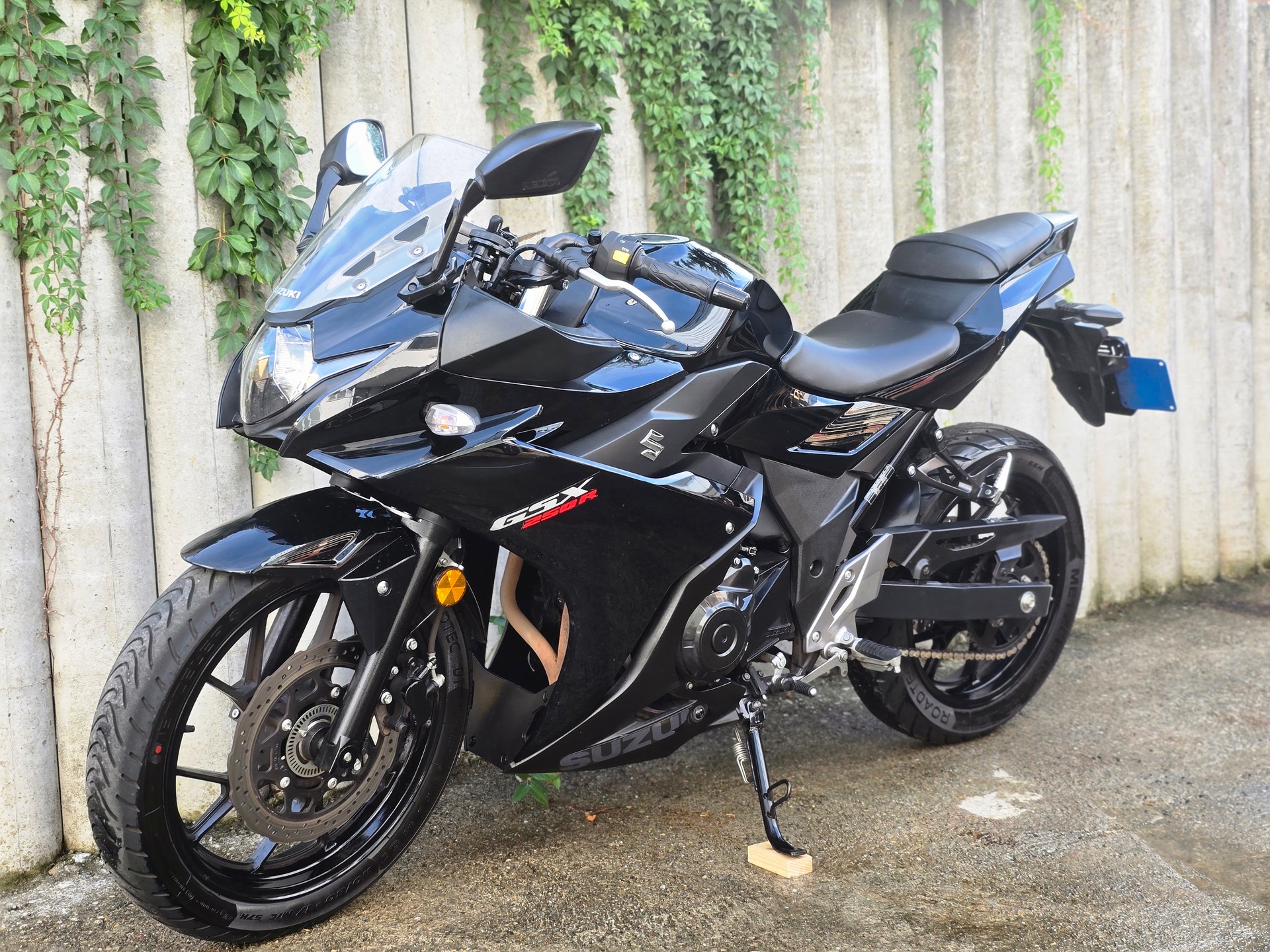 SUZUKI GSX-R 250 L7-image-0