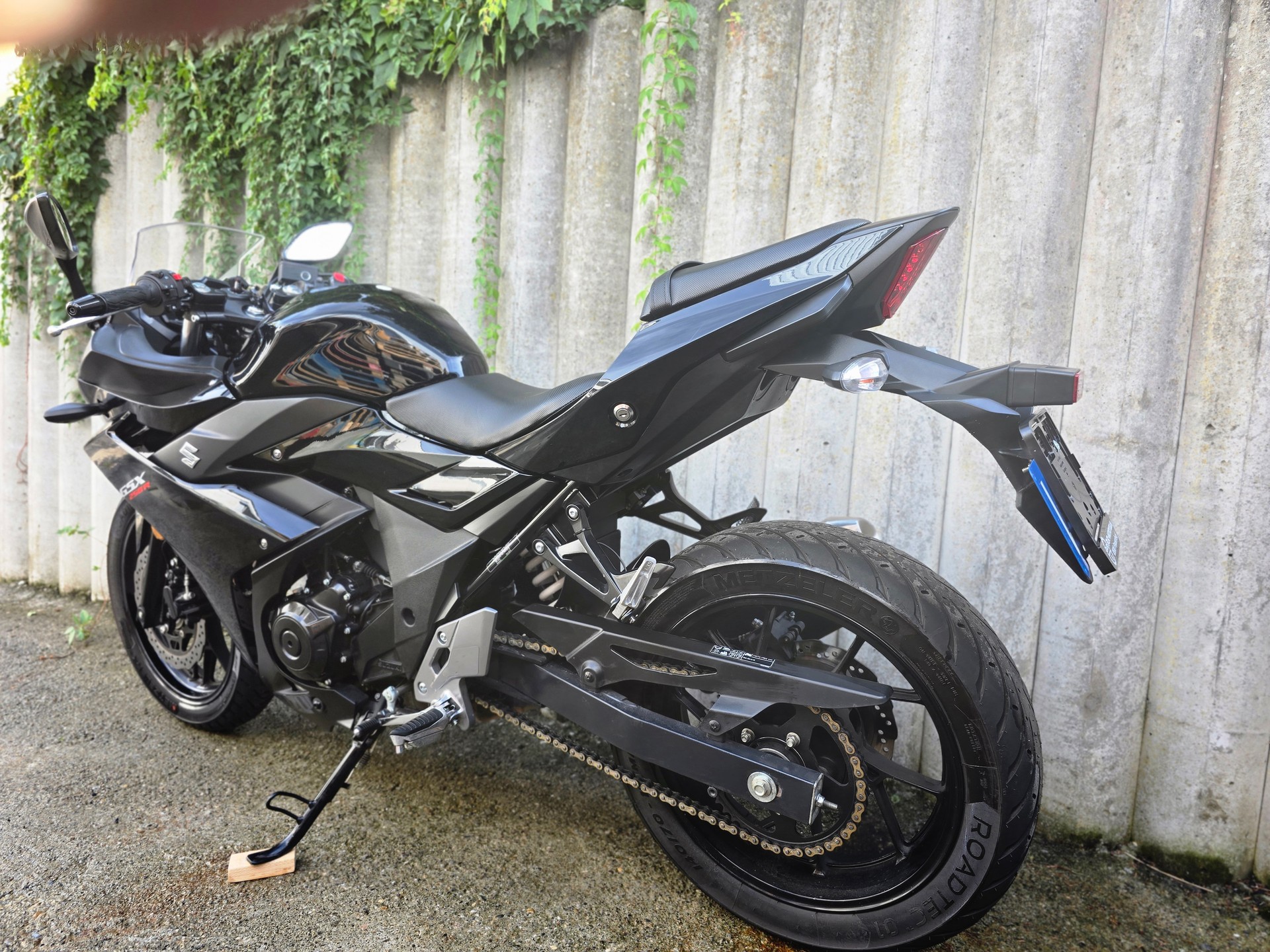 SUZUKI GSX-R 250 L7-image-2