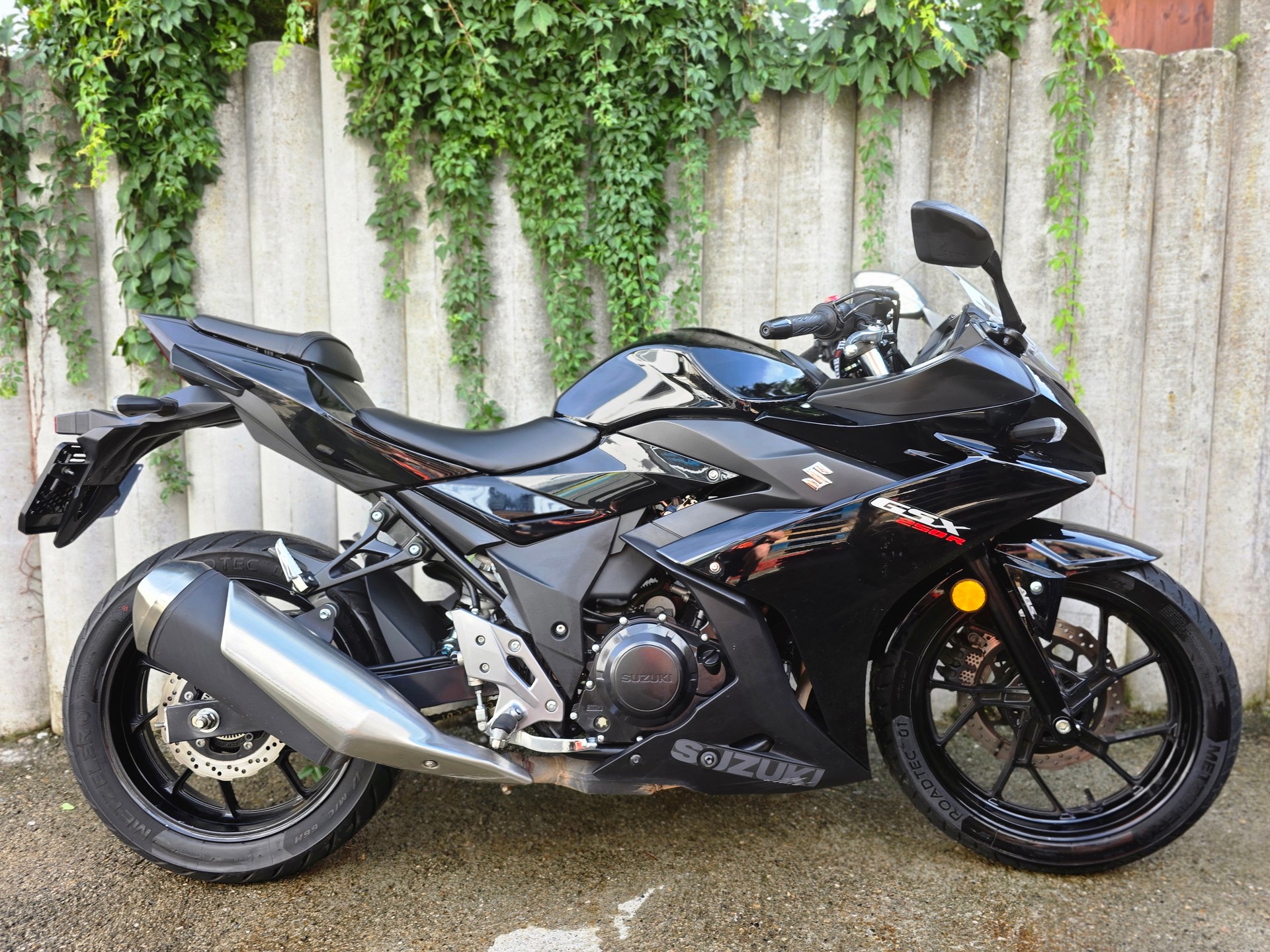 SUZUKI GSX-R 250 L7-image-4