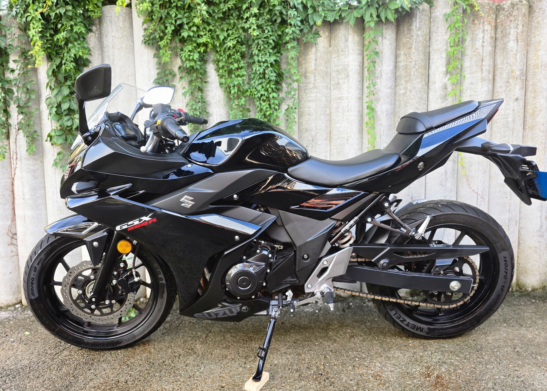 SUZUKI GSX-R 250 L7-image-1