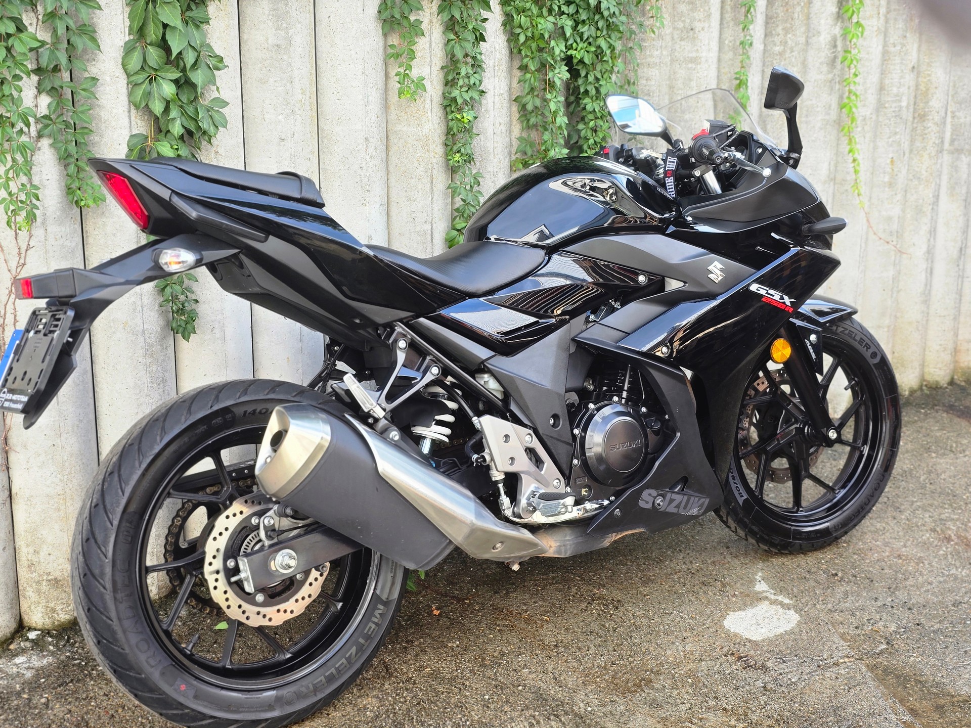 SUZUKI GSX-R 250 L7-image-3