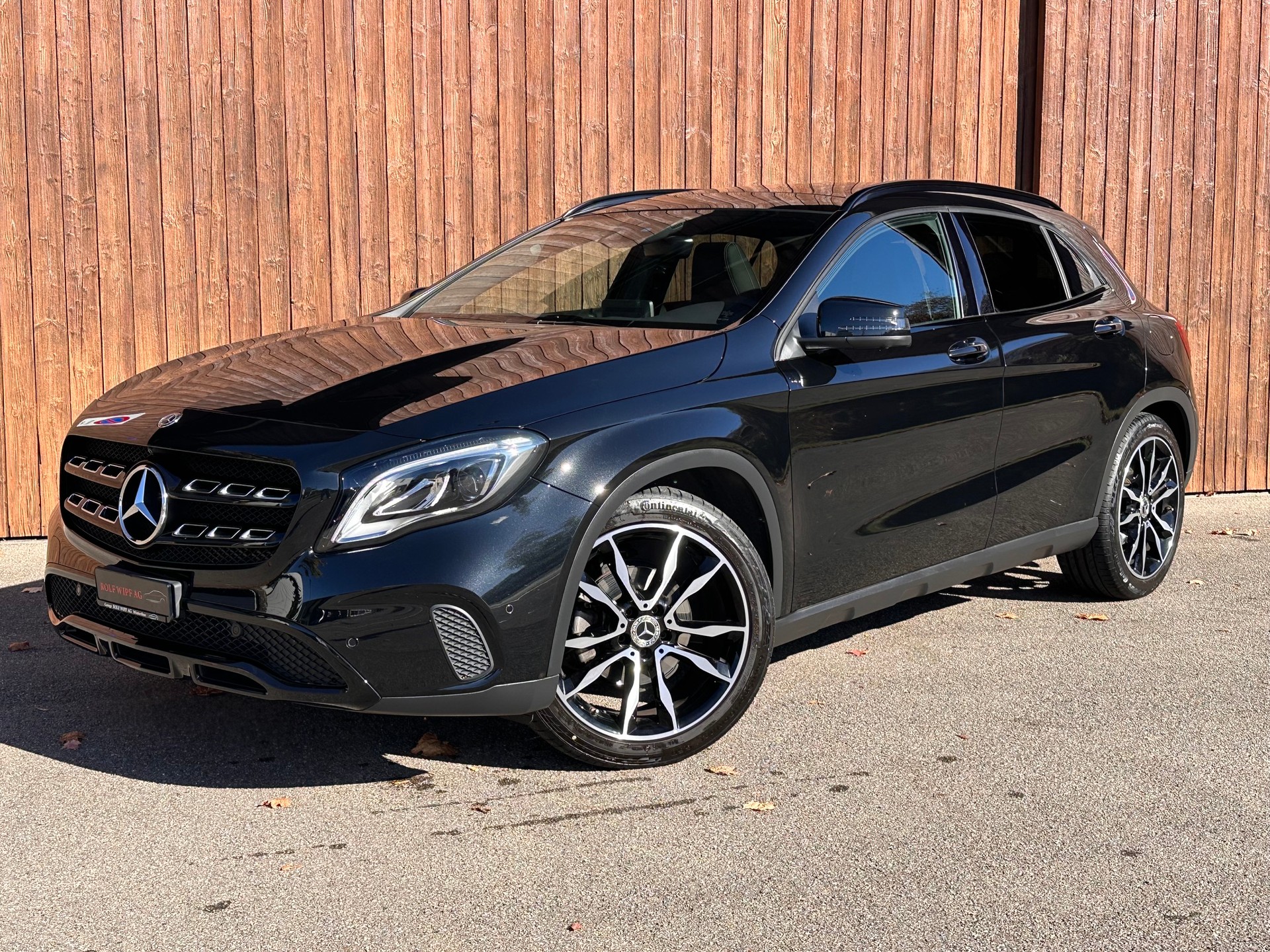 MERCEDES-BENZ GLA 200 Night Star 7G-DCT-showroom-element-3