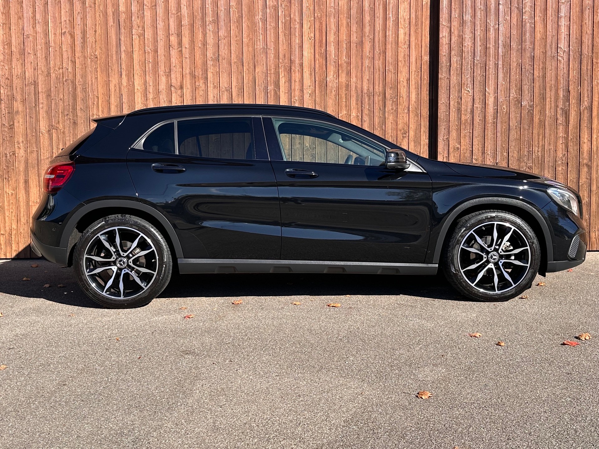 MERCEDES-BENZ GLA 200 Night Star 7G-DCT-showroom-element-1