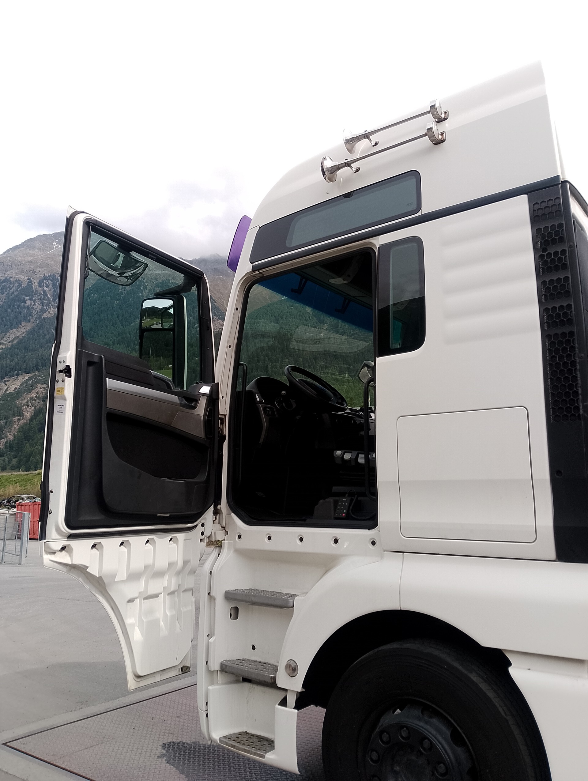 MAN TGX 18.360-Weatherheaven-image-9