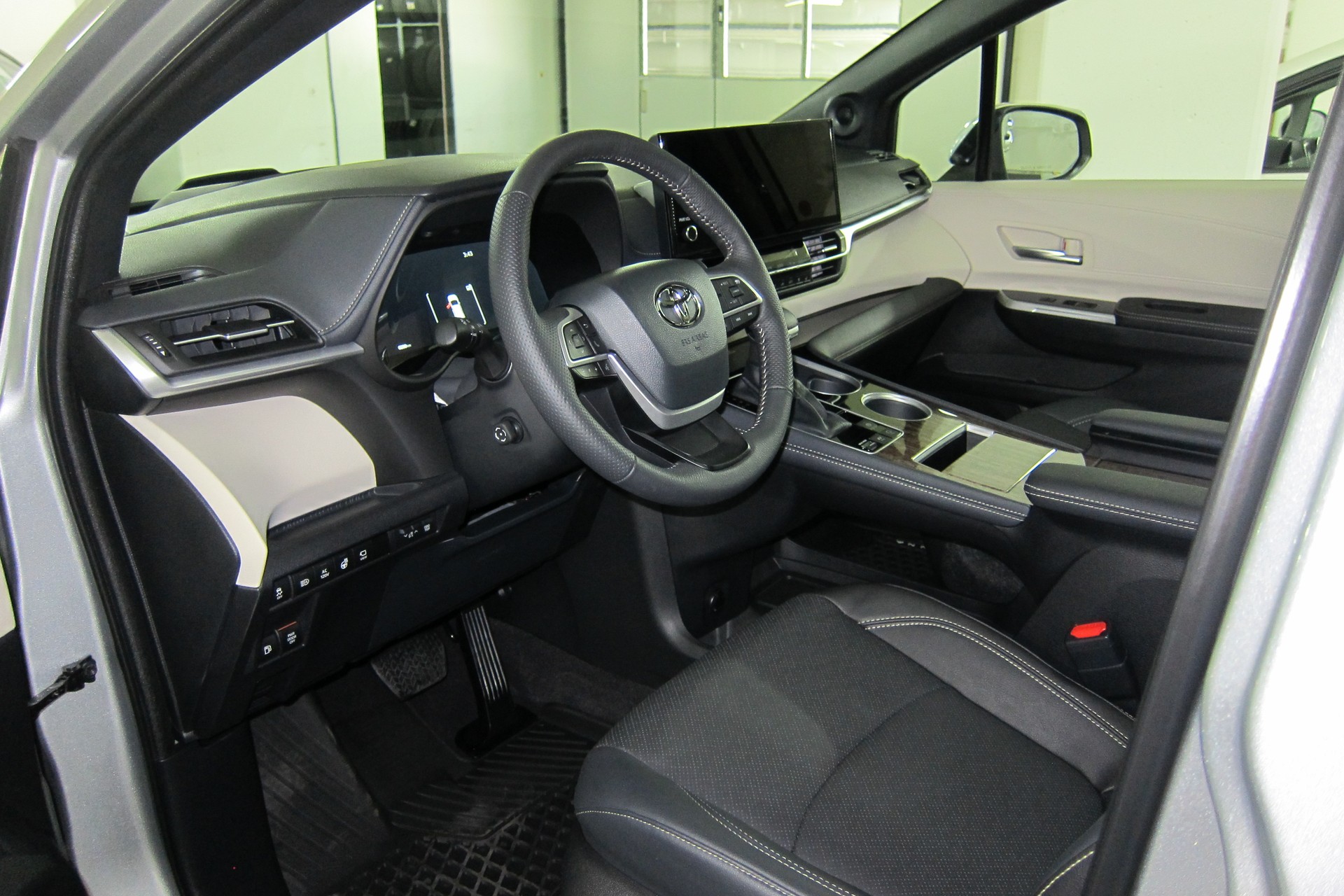 TOYOTA SIENNA 2025 PLATINUM AWD-image-5