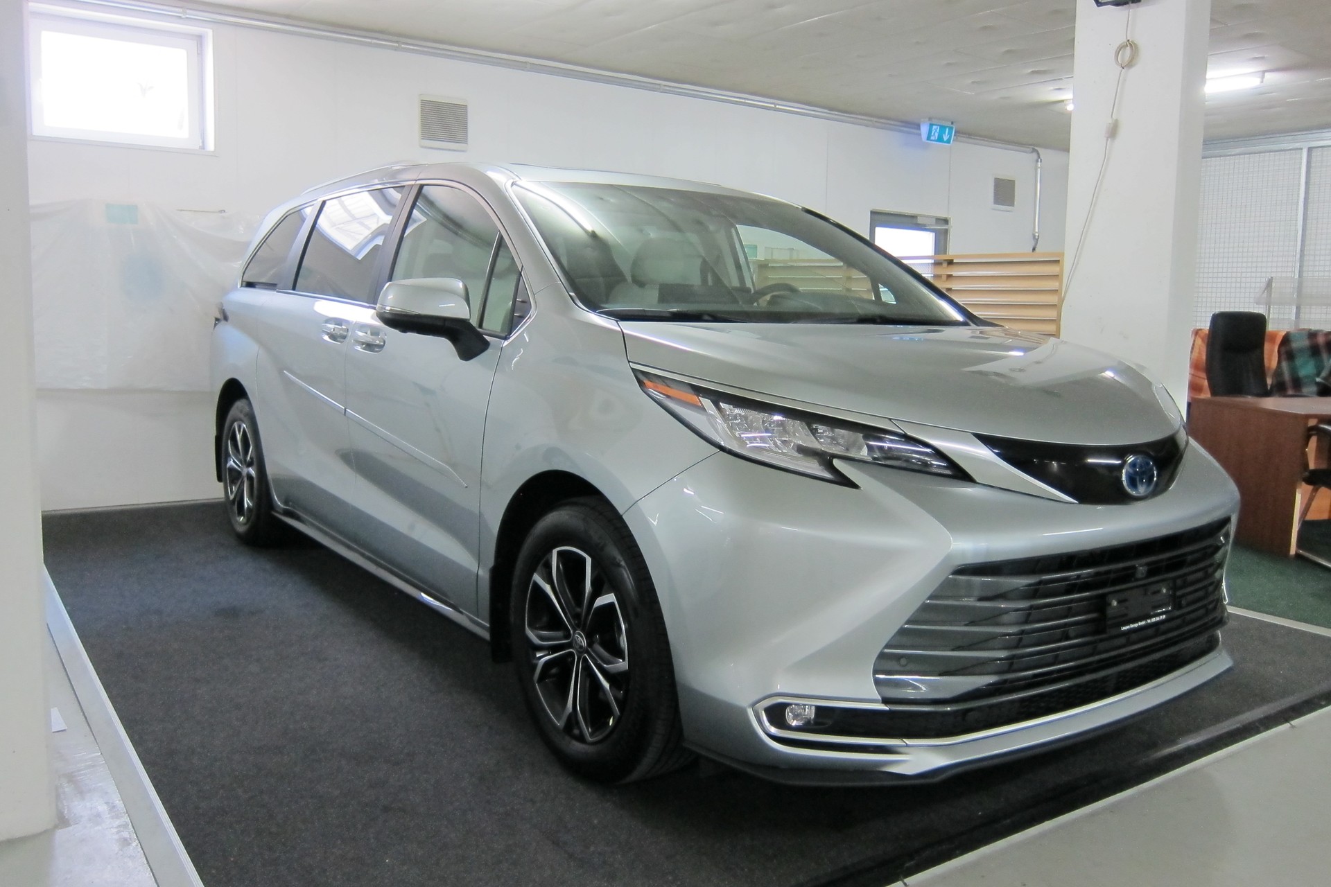 TOYOTA SIENNA 2025 PLATINUM AWD-image-1