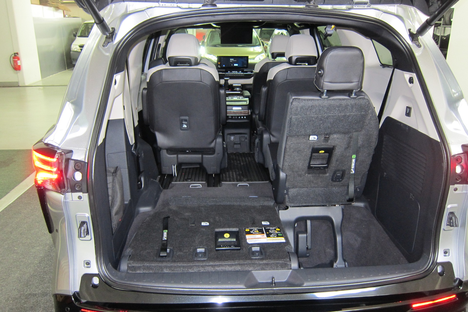 TOYOTA SIENNA 2025 PLATINUM AWD-image-15