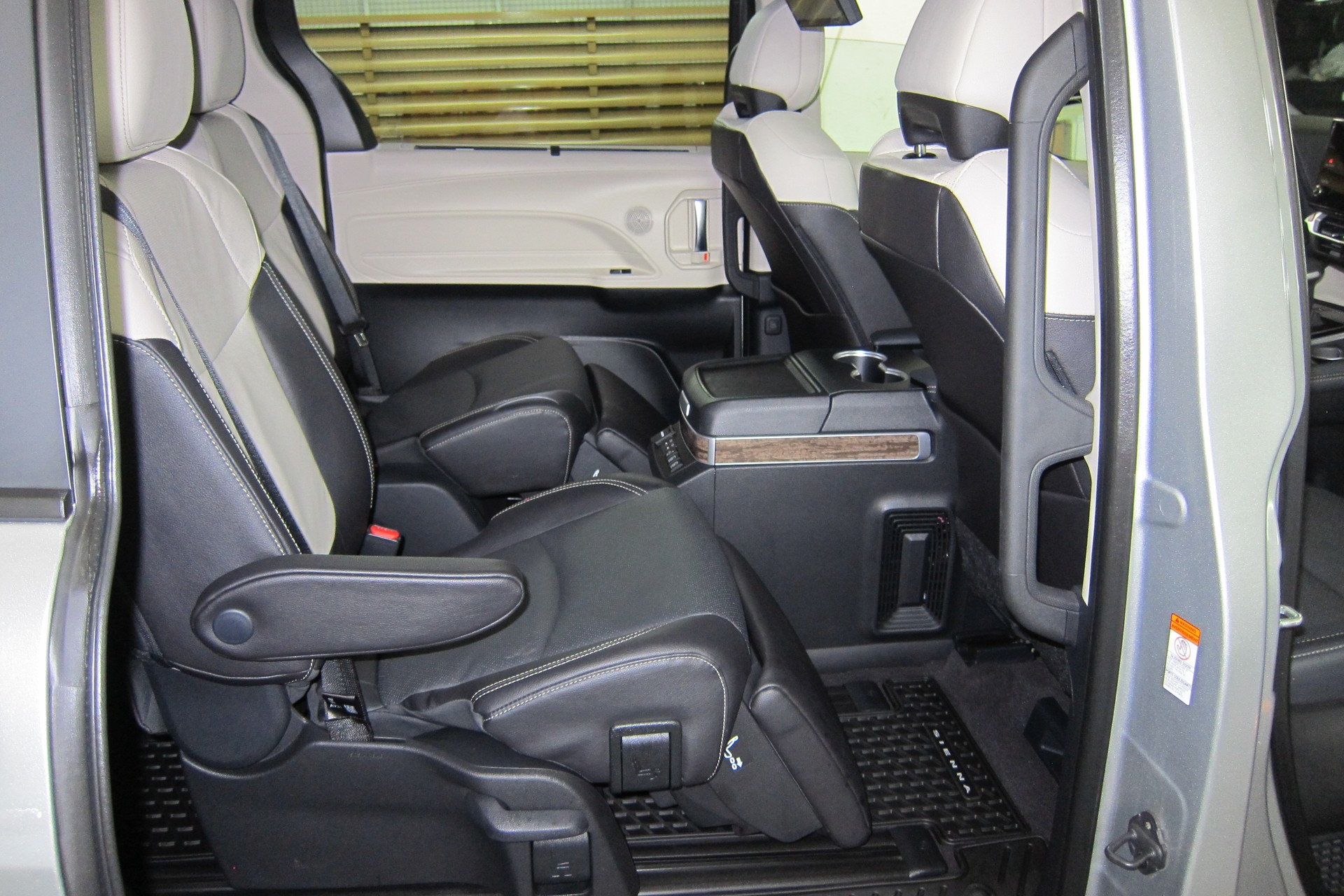 TOYOTA SIENNA 2025 PLATINUM AWD-image-9