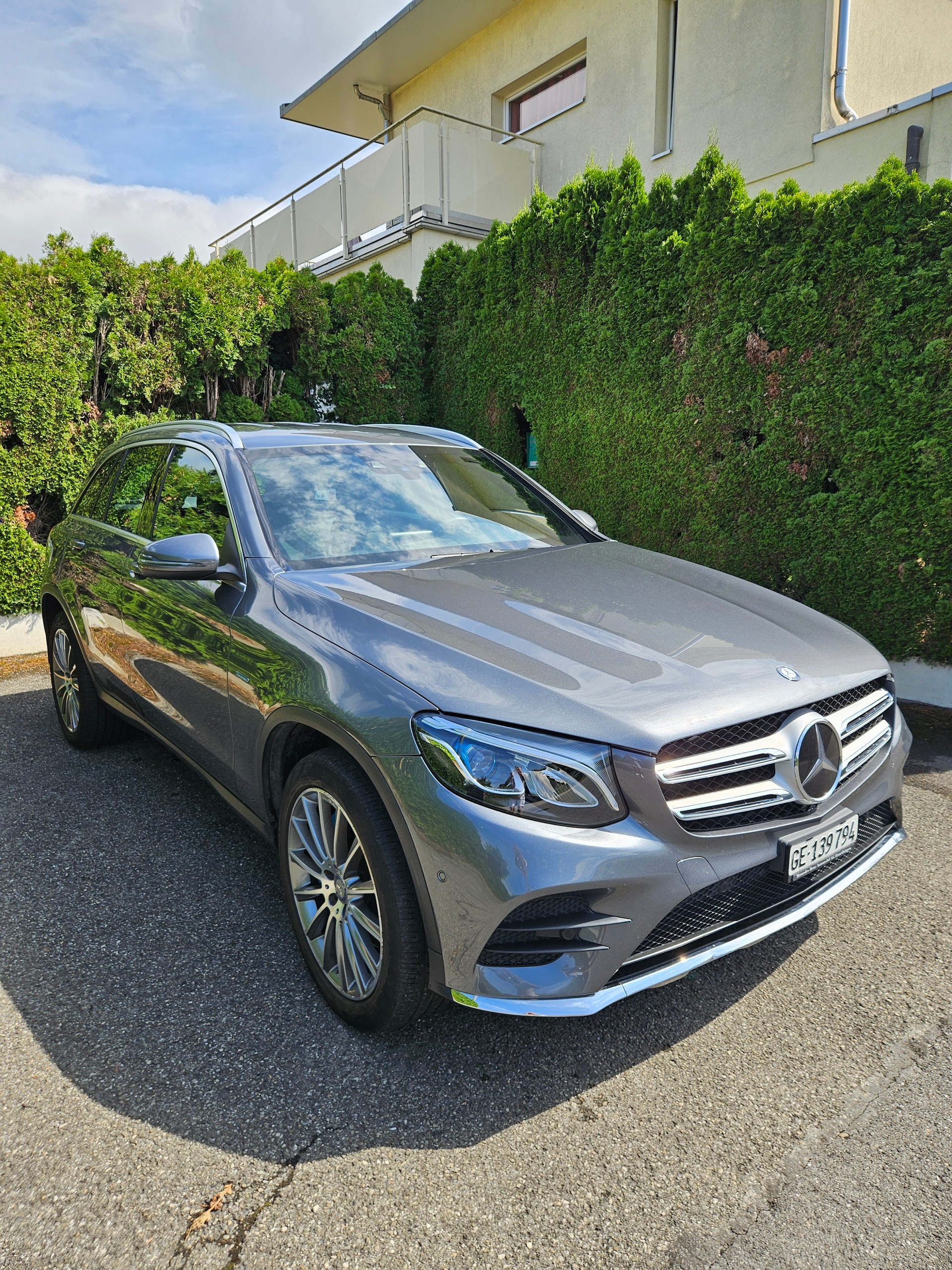 MERCEDES-BENZ GLC 350 e AMG Line 4Matic 7G-Tronic-image-3