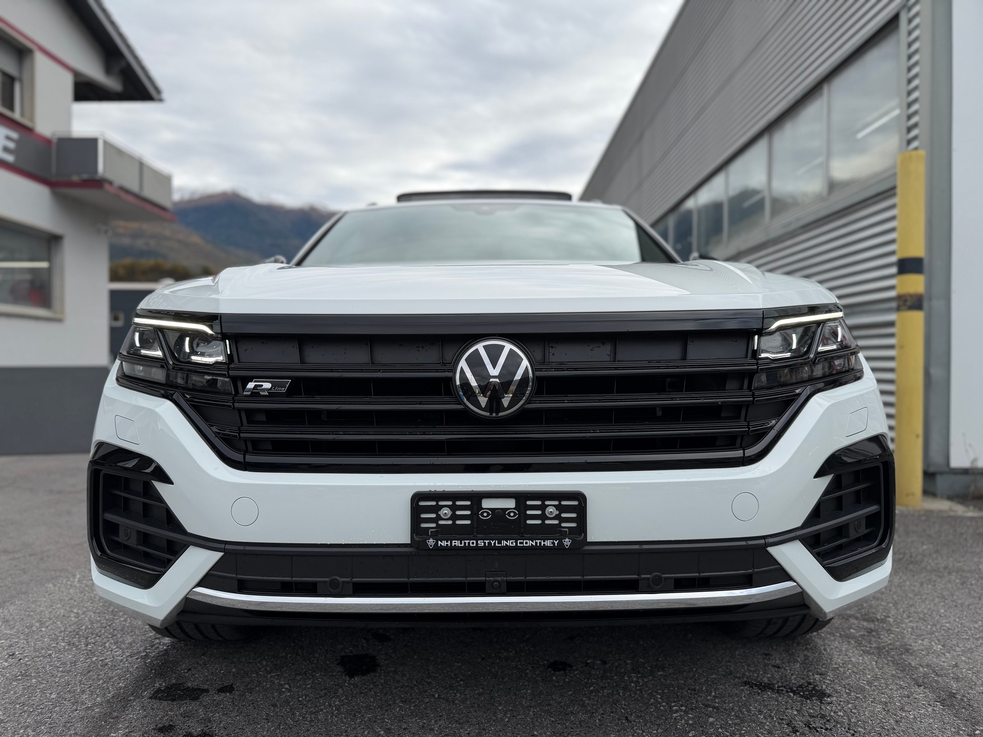VW Touareg 3.0 TDI R Line Tiptronic-image-1