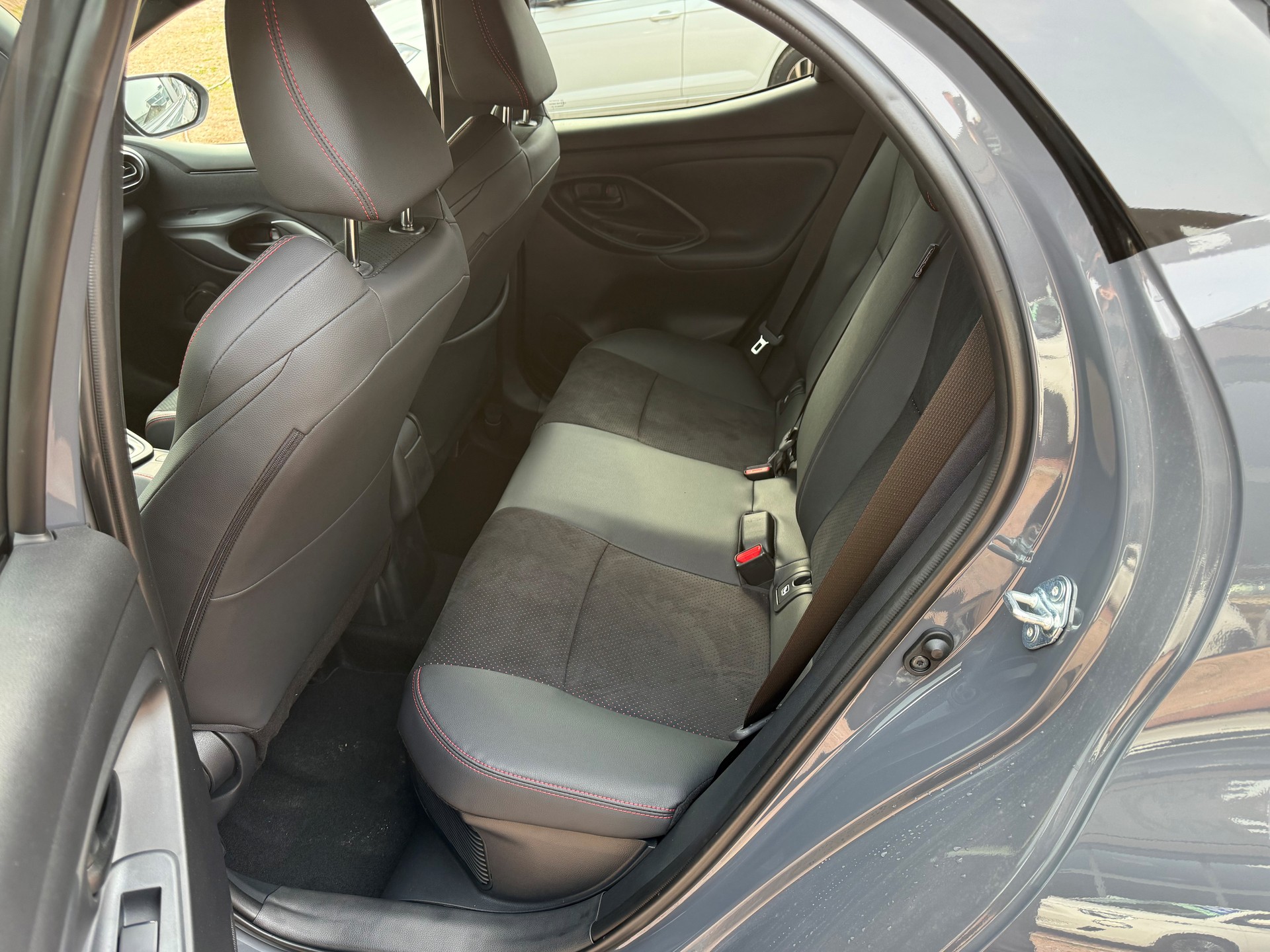 TOYOTA Yaris 1.5 GR Sport e-CVT-image-6