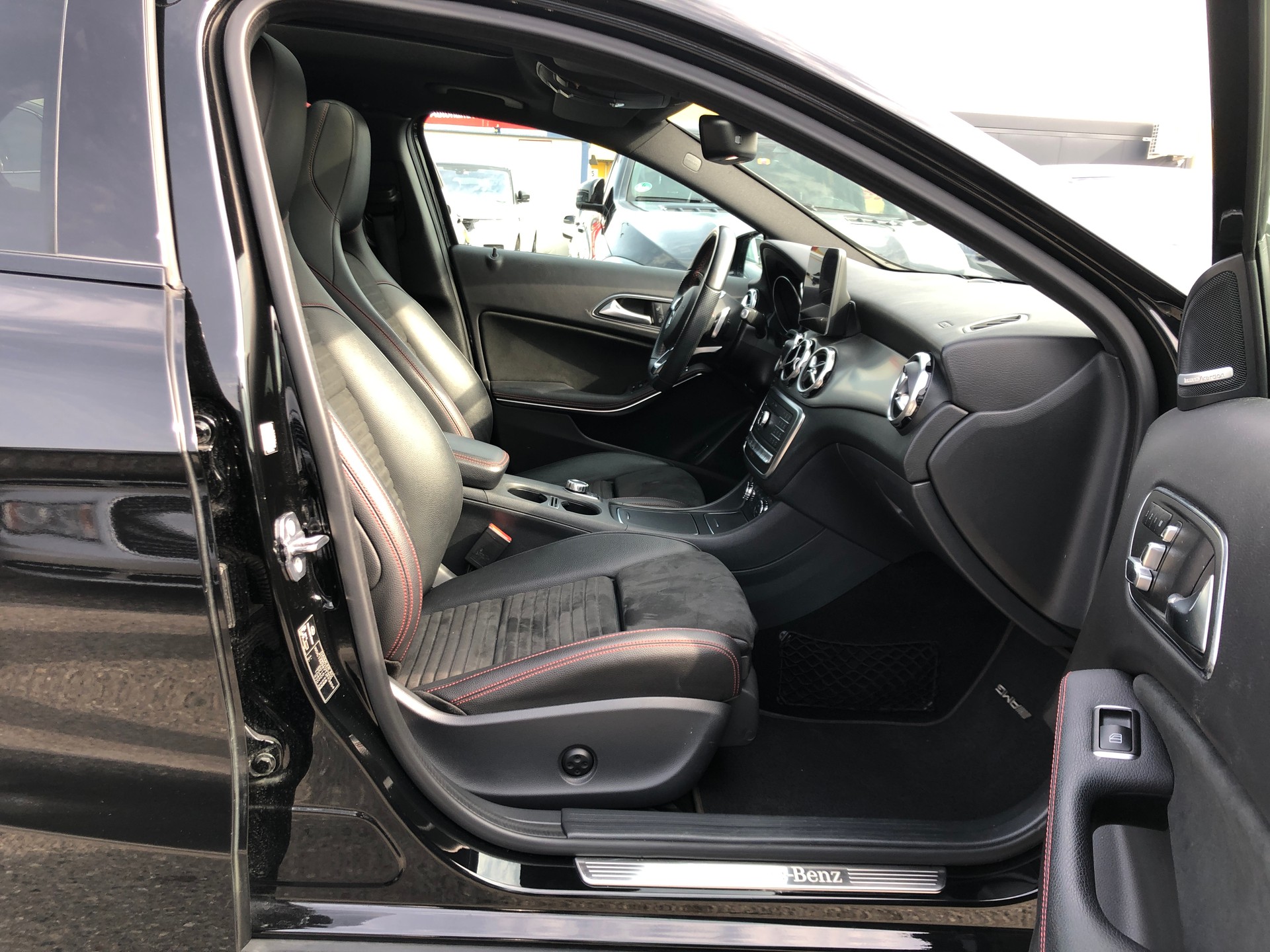 MERCEDES-BENZ GLA 220 AMG Line 4Matic 7G-DCT-image-13