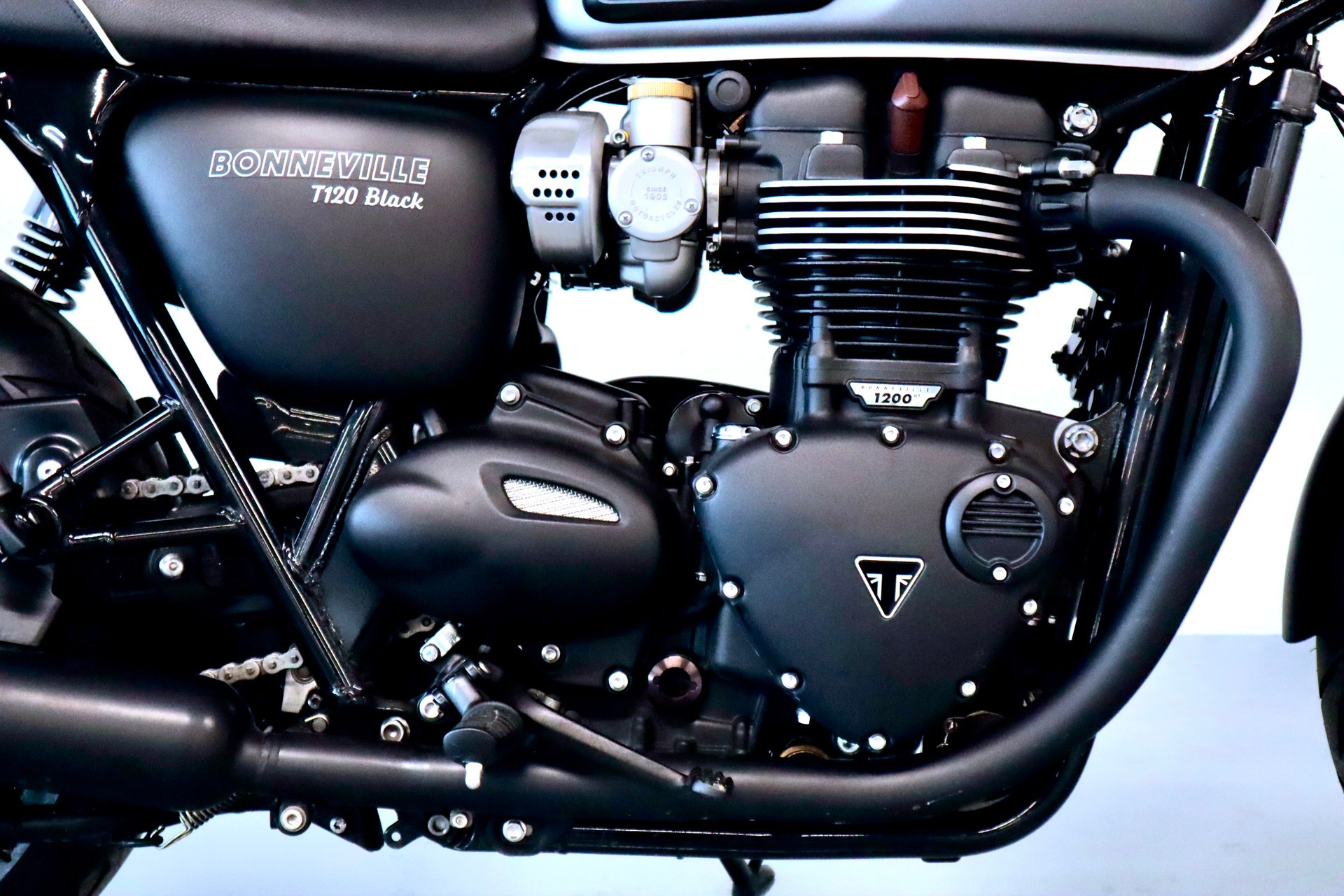 TRIUMPH BONNEVILLE T120 BLACK | CH-FZG MIT DEZENTEM UMBAU-image-4