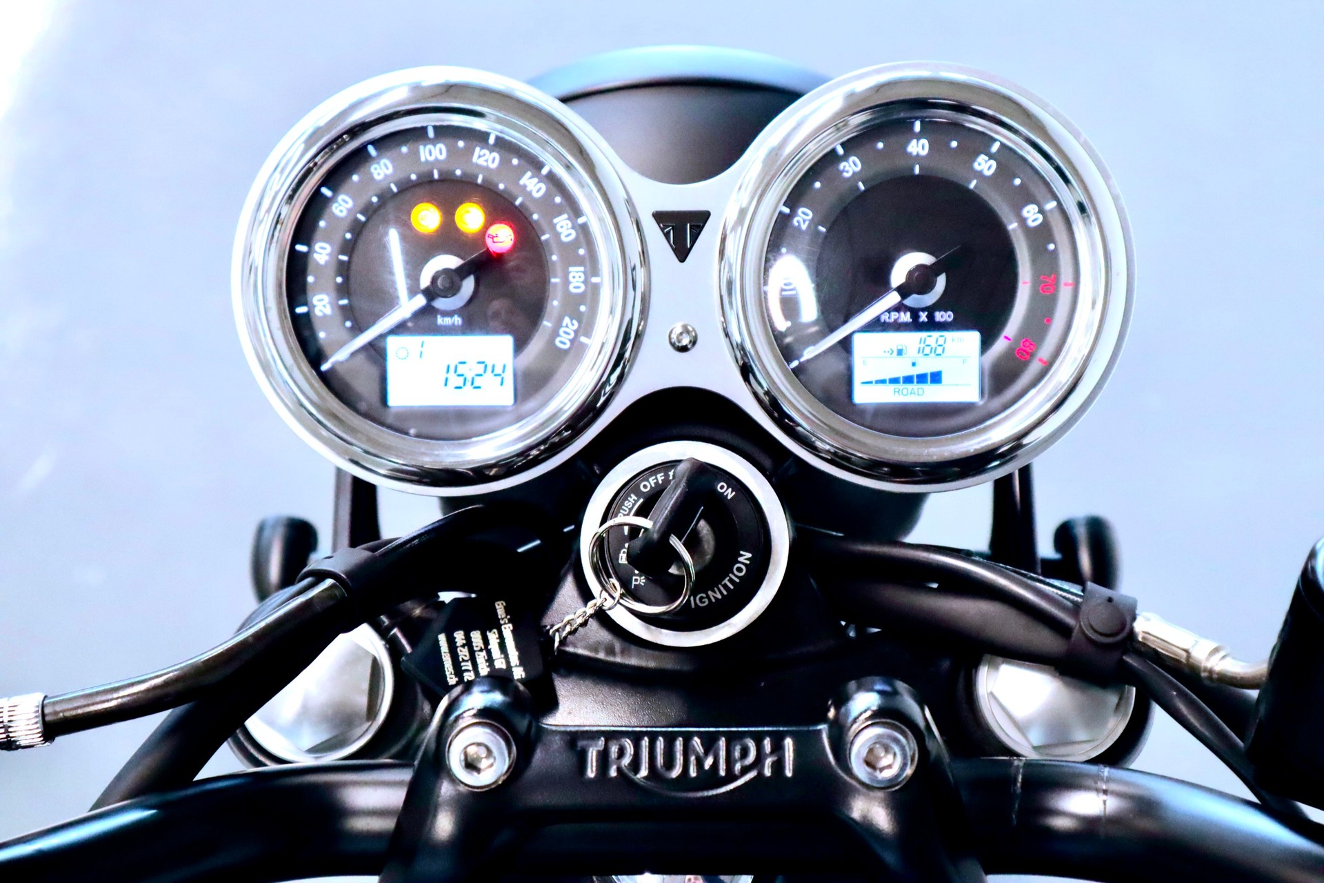 TRIUMPH BONNEVILLE T120 BLACK | CH-FZG MIT DEZENTEM UMBAU-image-11