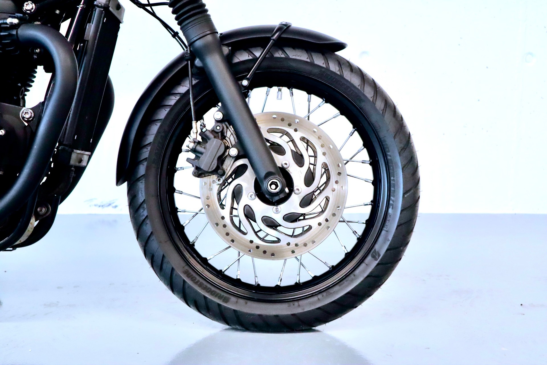TRIUMPH BONNEVILLE T120 BLACK | CH-FZG MIT DEZENTEM UMBAU-image-5