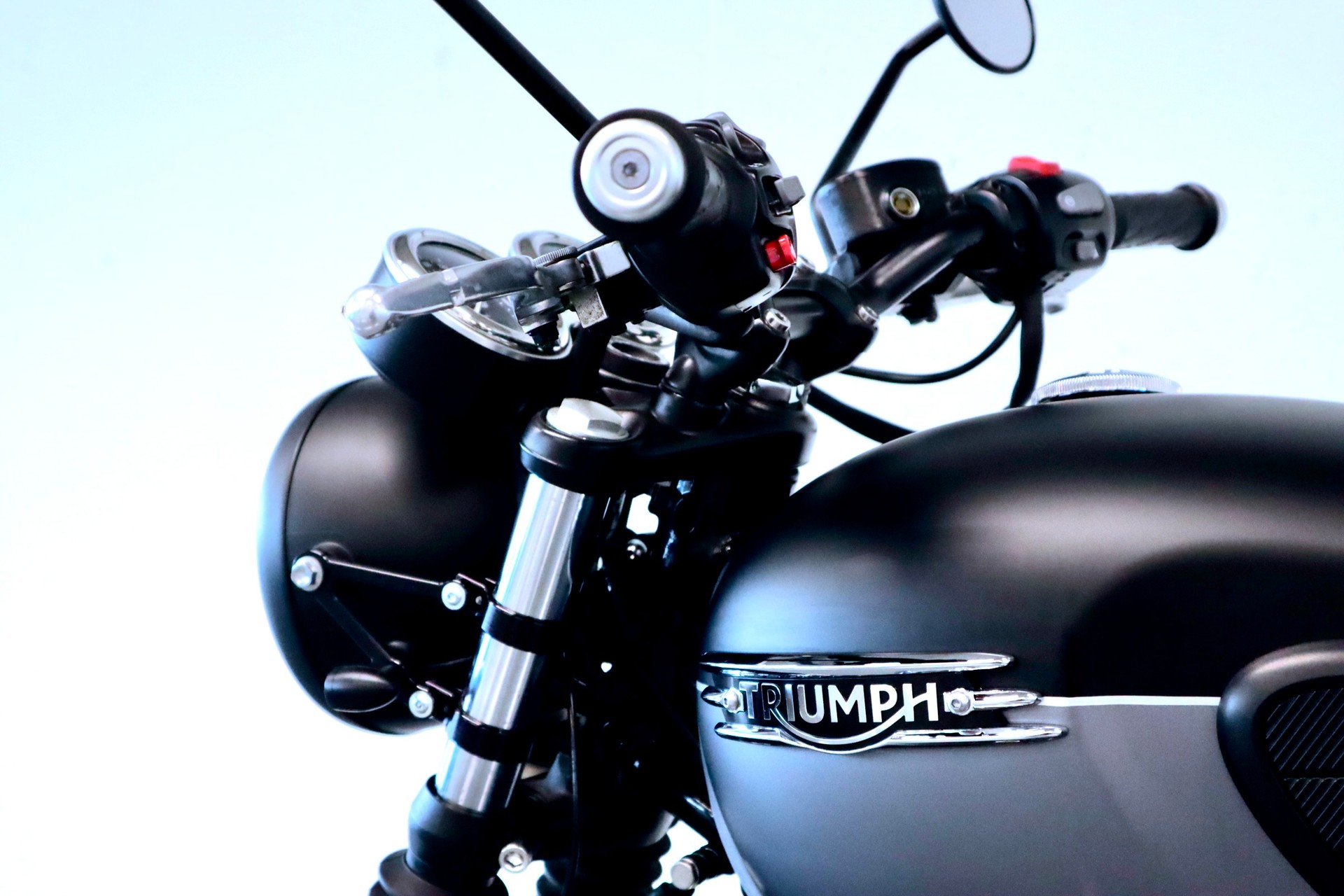 TRIUMPH BONNEVILLE T120 BLACK | CH-FZG MIT DEZENTEM UMBAU-image-13