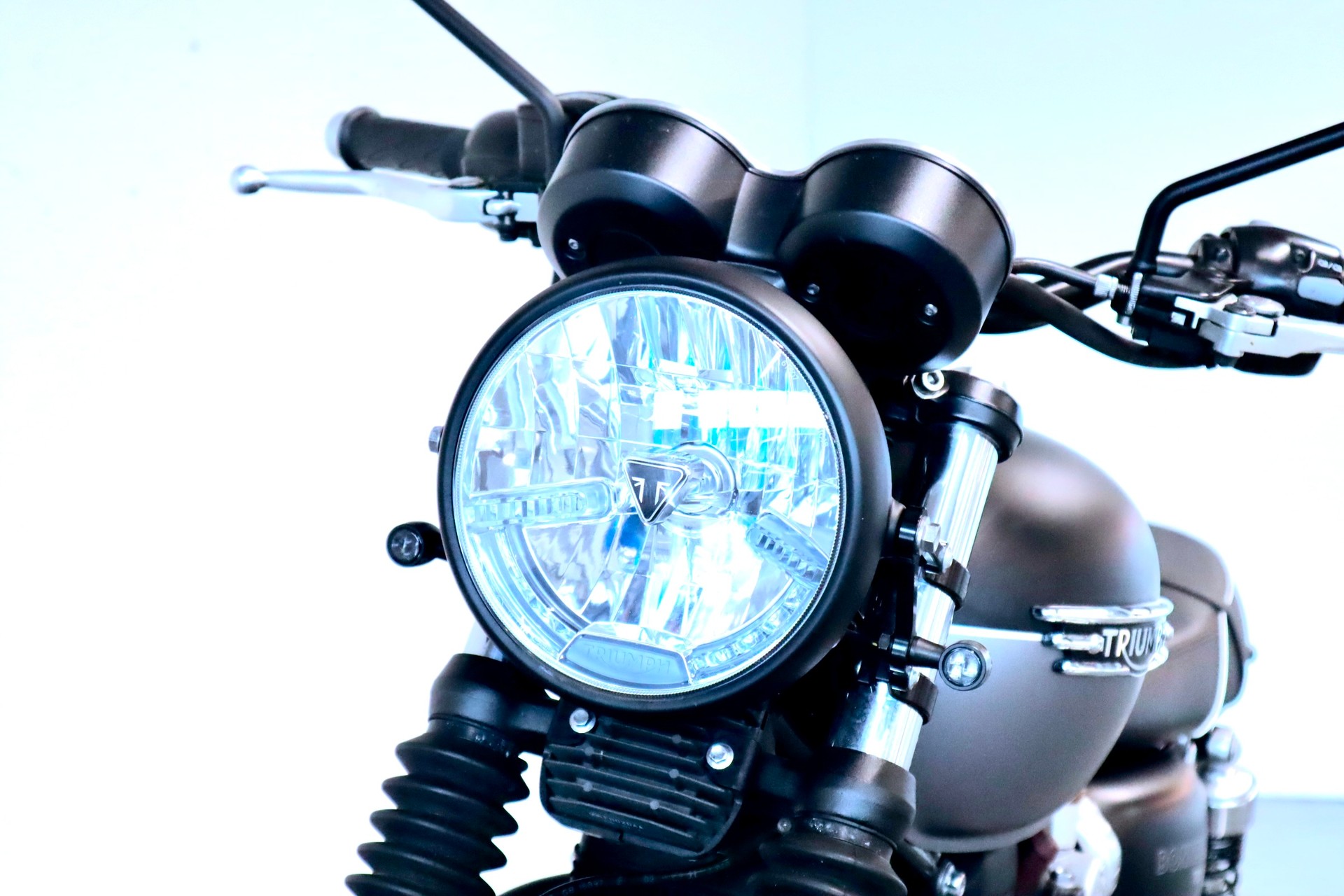 TRIUMPH BONNEVILLE T120 BLACK | CH-FZG MIT DEZENTEM UMBAU-image-9
