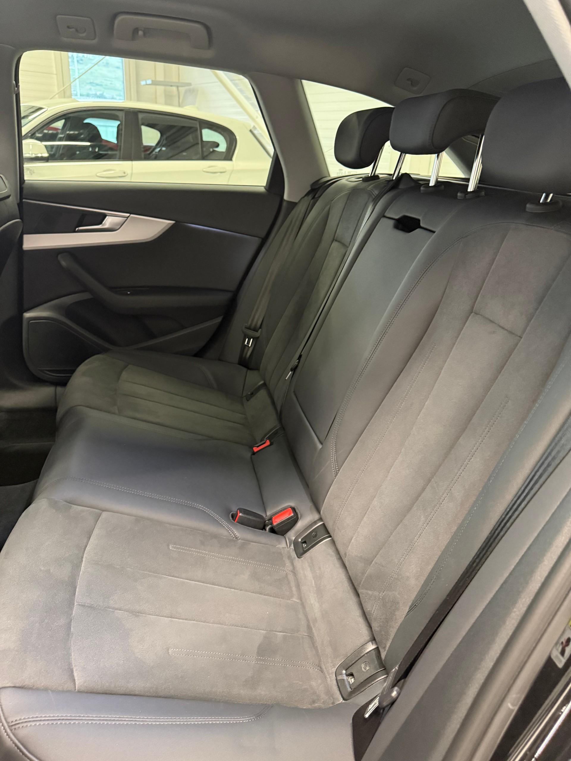 AUDI A4 Avant 40 TDI Attraction quattro S-tronic-image-13