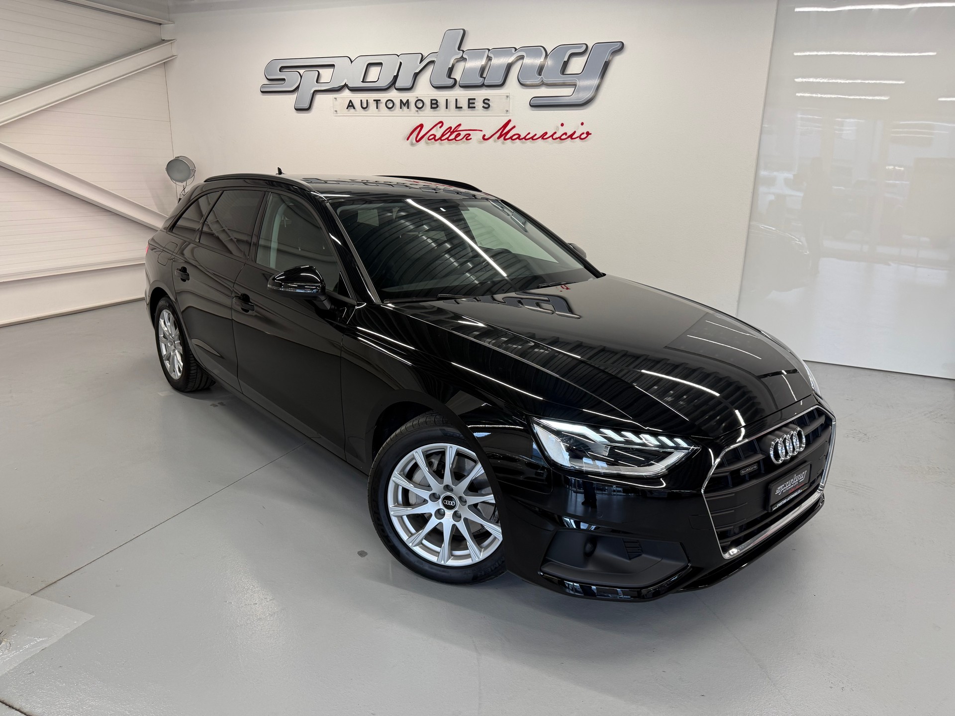 AUDI A4 Avant 40 TDI Attraction quattro S-tronic-showroom-element-1