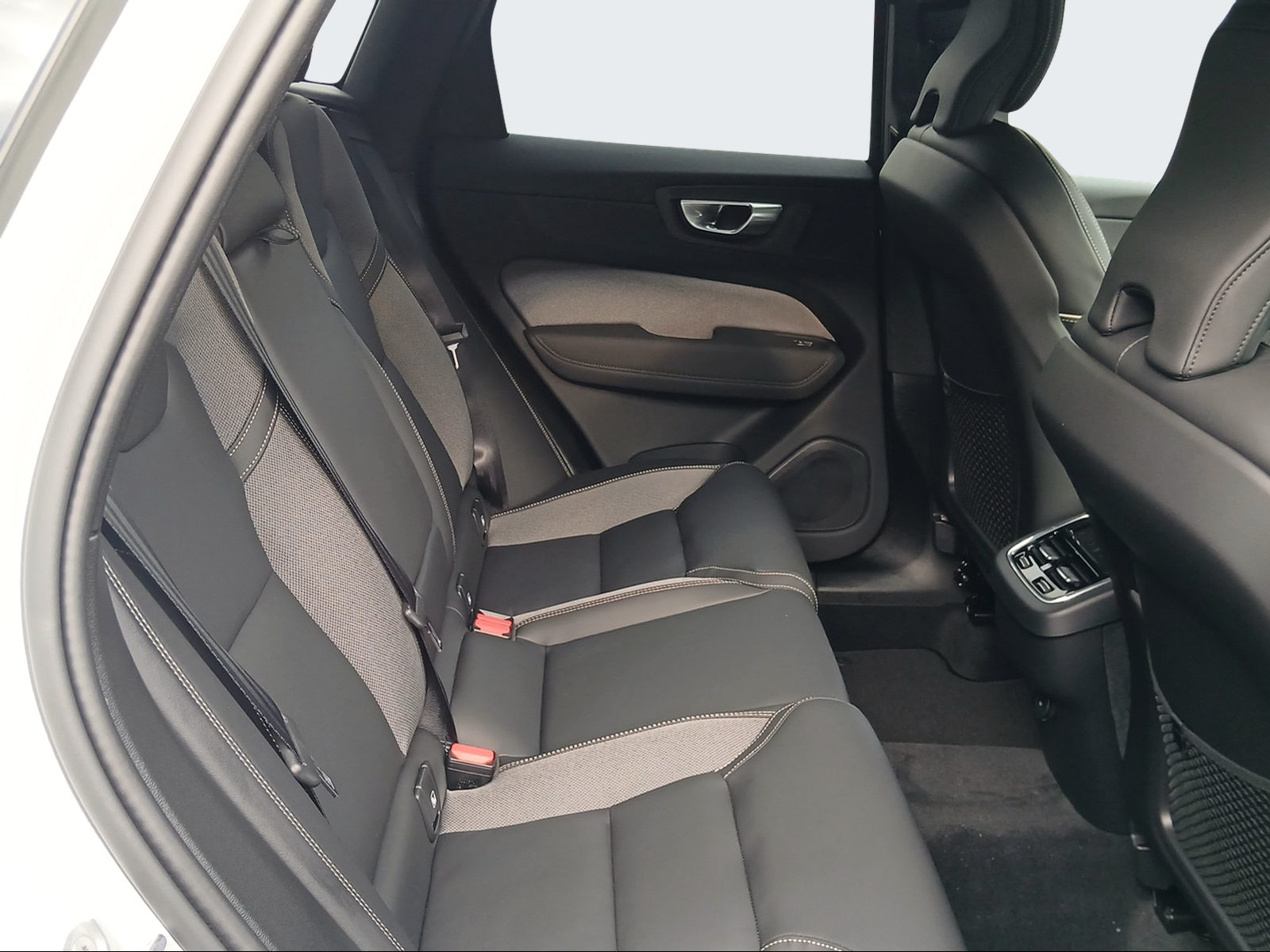VOLVO XC60 2.0 B5 MH Black Edition AWD-image-12