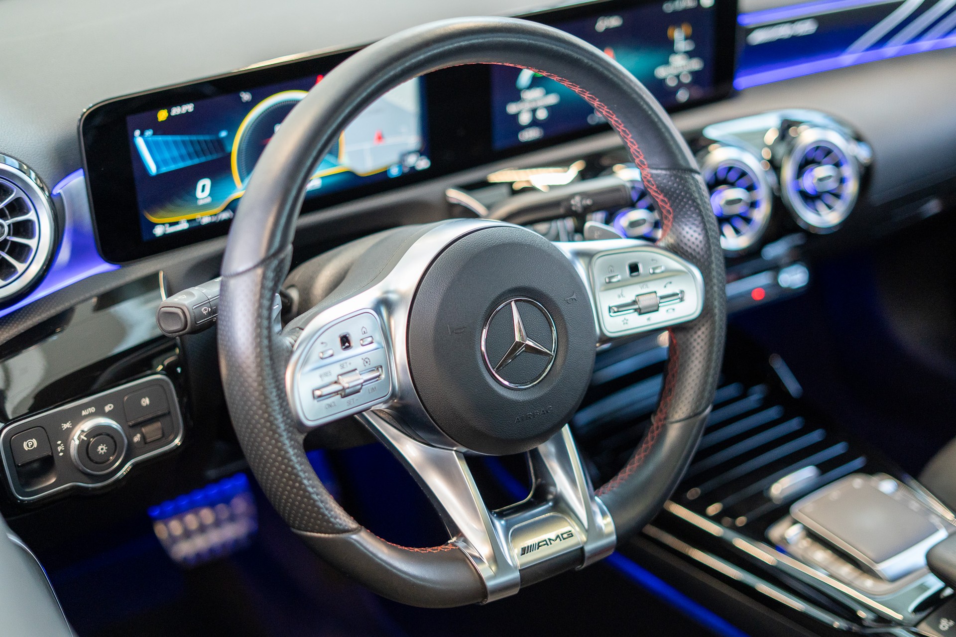MERCEDES-BENZ A 35 AMG 4matic Limousine / Frozen Grey / Panorama-Schiebedach / Ambiente-beleuchtung-image-9