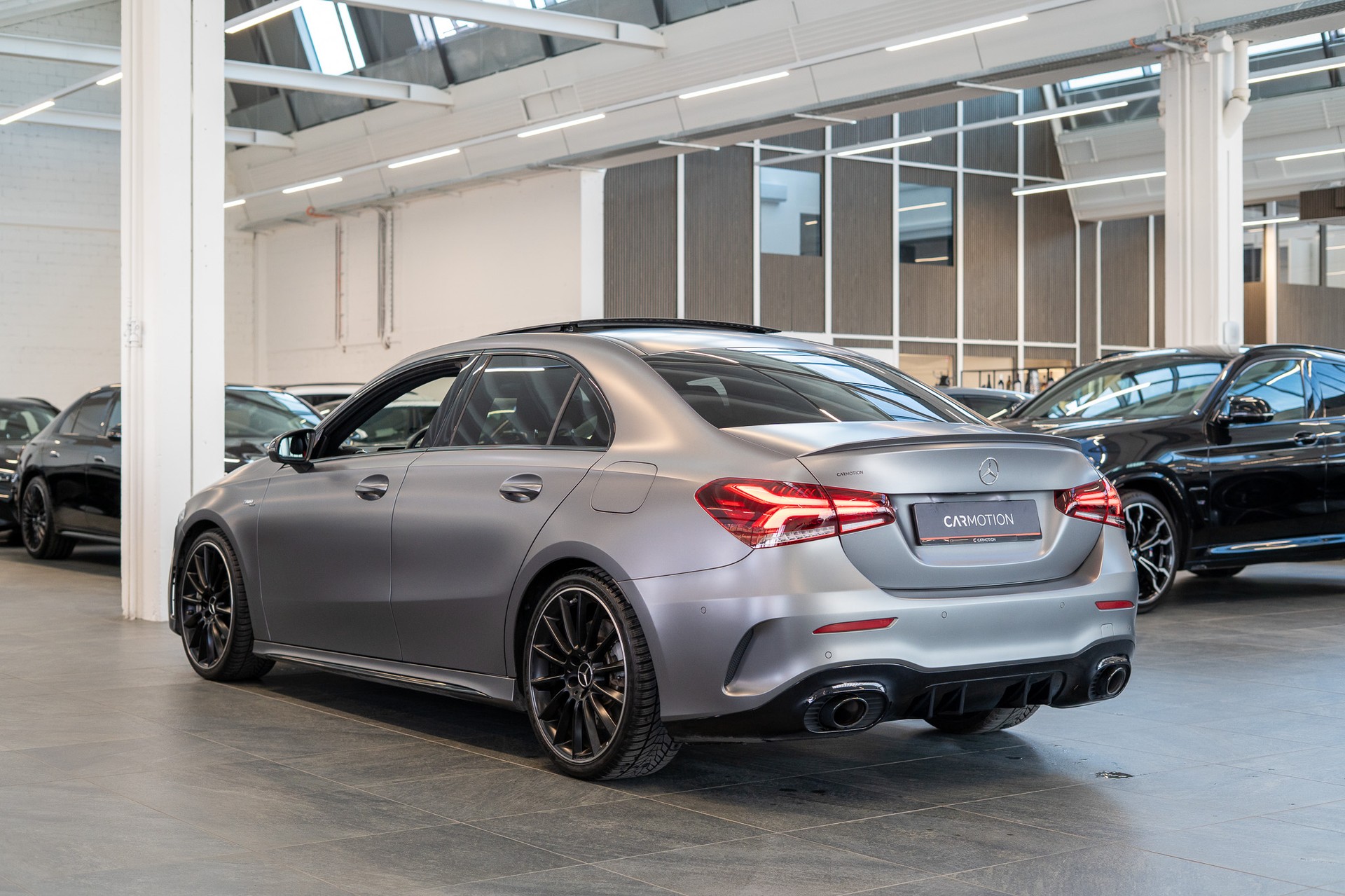 MERCEDES-BENZ A 35 AMG 4matic Limousine / Frozen Grey / Panorama-Schiebedach / Ambiente-beleuchtung-image-6