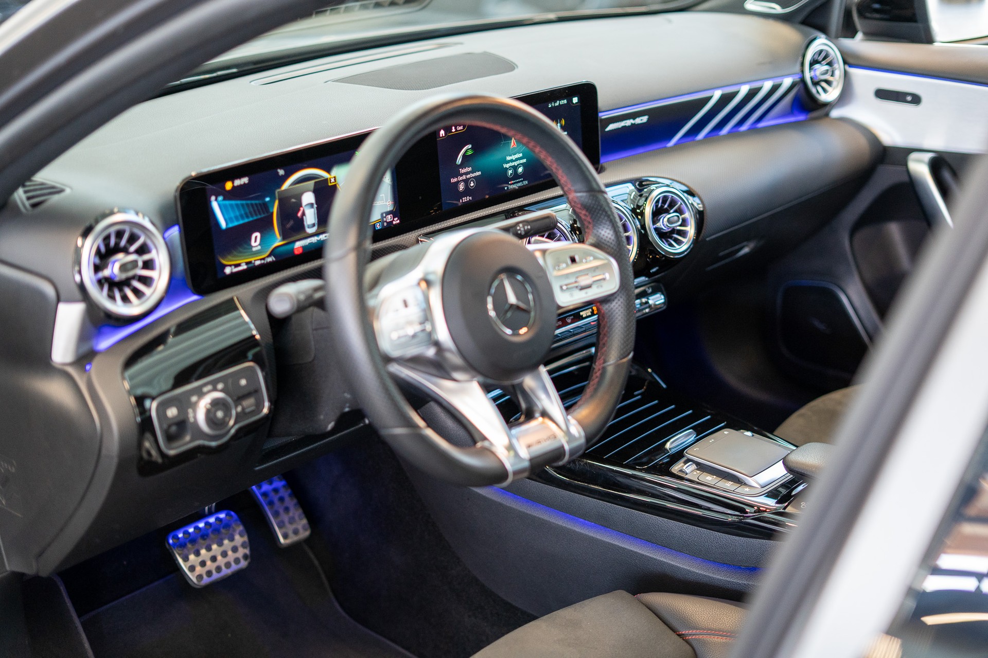 MERCEDES-BENZ A 35 AMG 4matic Limousine / Frozen Grey / Panorama-Schiebedach / Ambiente-beleuchtung-image-10