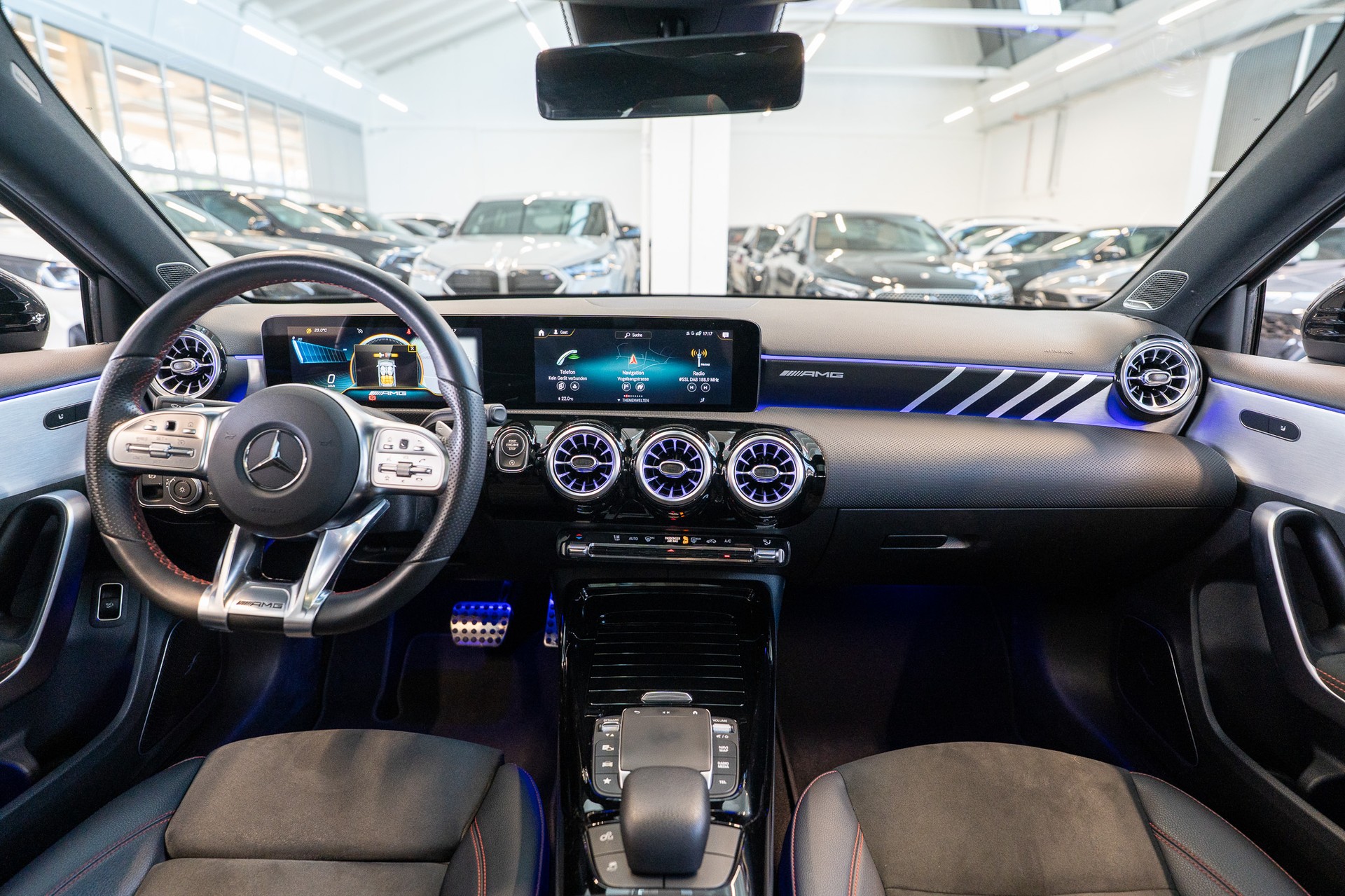 MERCEDES-BENZ A 35 AMG 4matic Limousine / Frozen Grey / Panorama-Schiebedach / Ambiente-beleuchtung-image-17