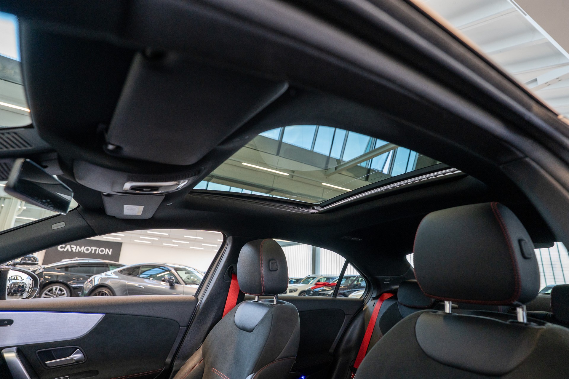MERCEDES-BENZ A 35 AMG 4matic Limousine / Frozen Grey / Panorama-Schiebedach / Ambiente-beleuchtung-image-12