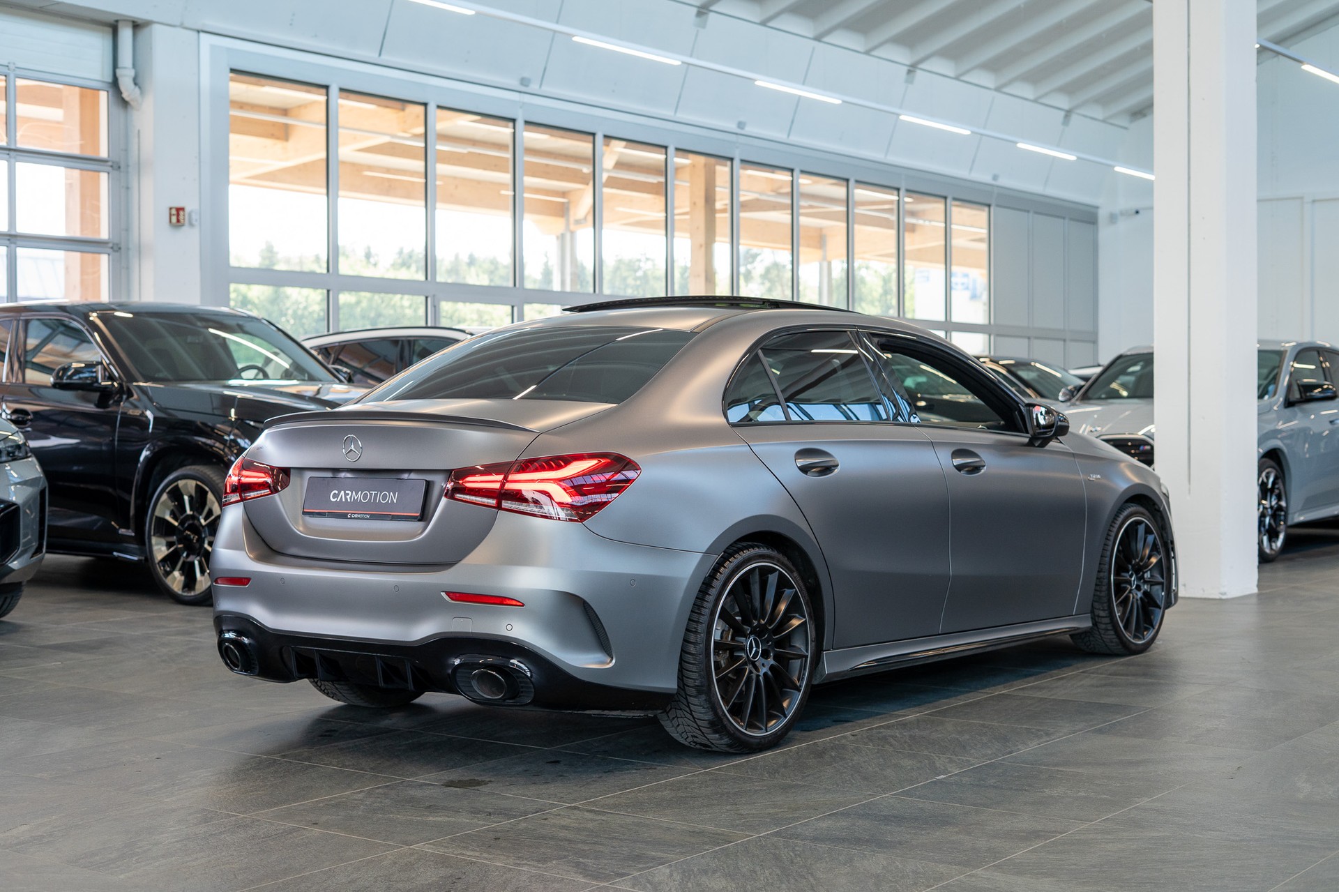 MERCEDES-BENZ A 35 AMG 4matic Limousine / Frozen Grey / Panorama-Schiebedach / Ambiente-beleuchtung-showroom-element-3