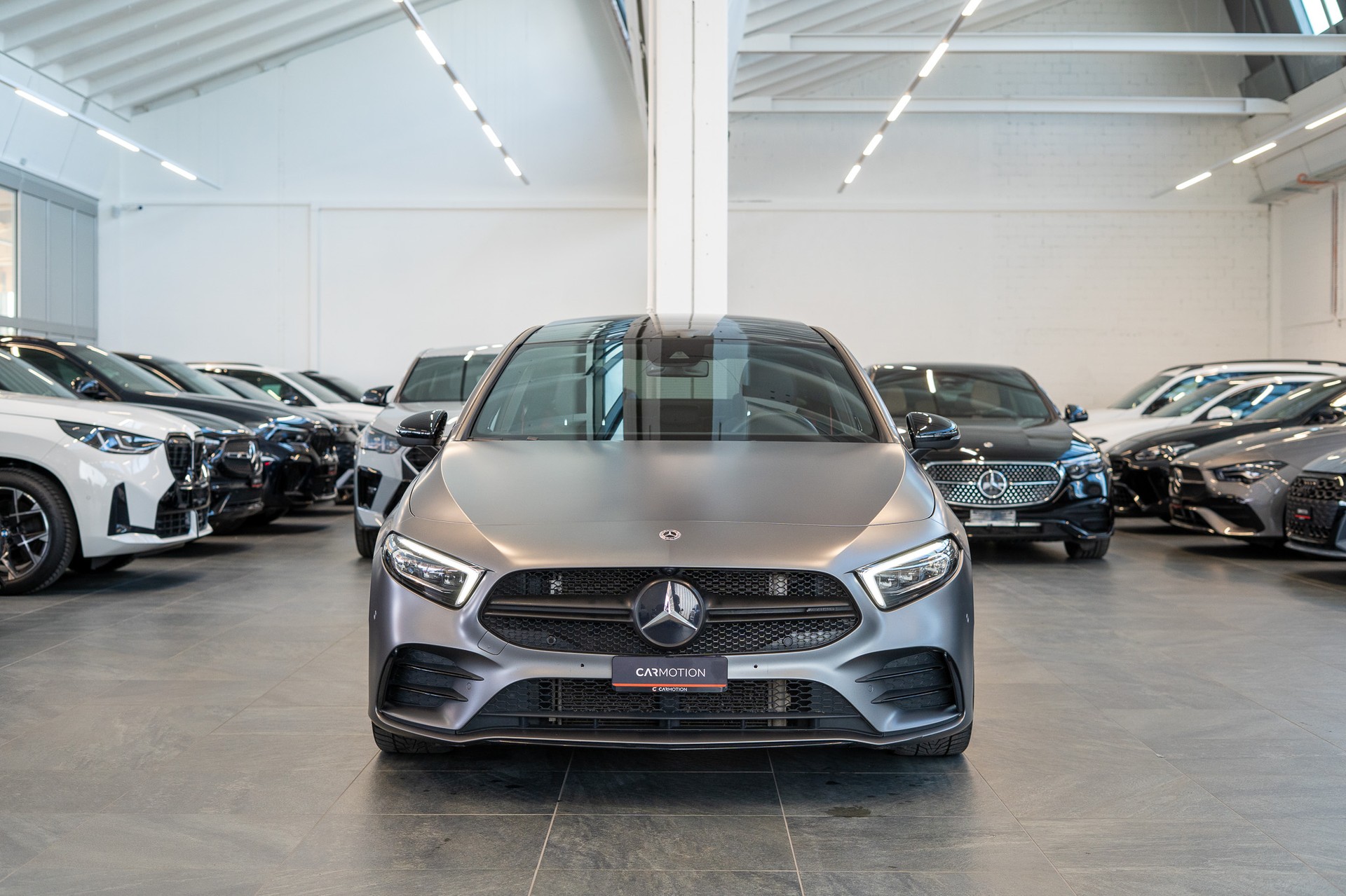 MERCEDES-BENZ A 35 AMG 4matic Limousine / Frozen Grey / Panorama-Schiebedach / Ambiente-beleuchtung-showroom-element-1