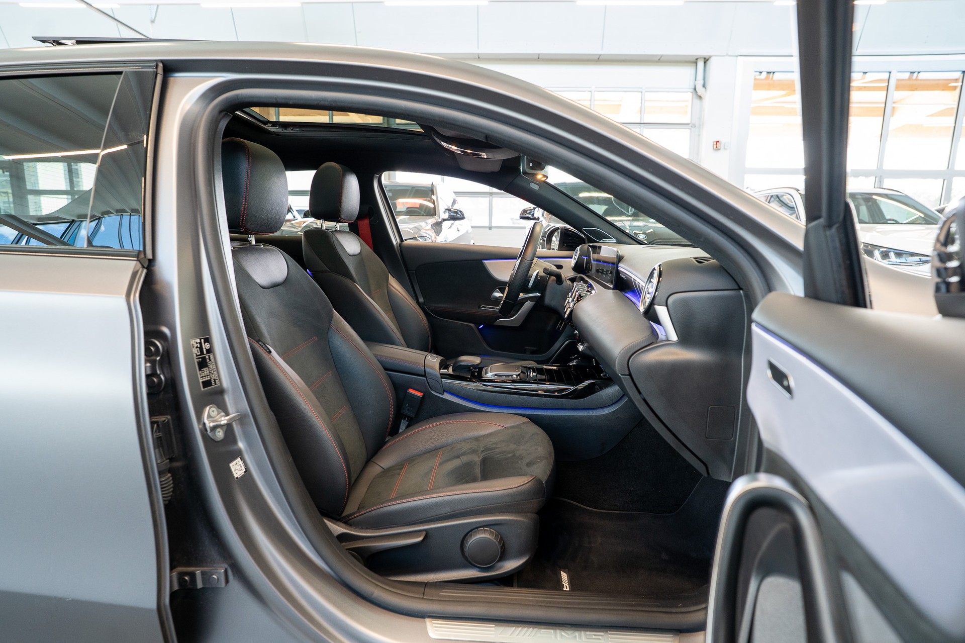 MERCEDES-BENZ A 35 AMG 4matic Limousine / Frozen Grey / Panorama-Schiebedach / Ambiente-beleuchtung-image-15