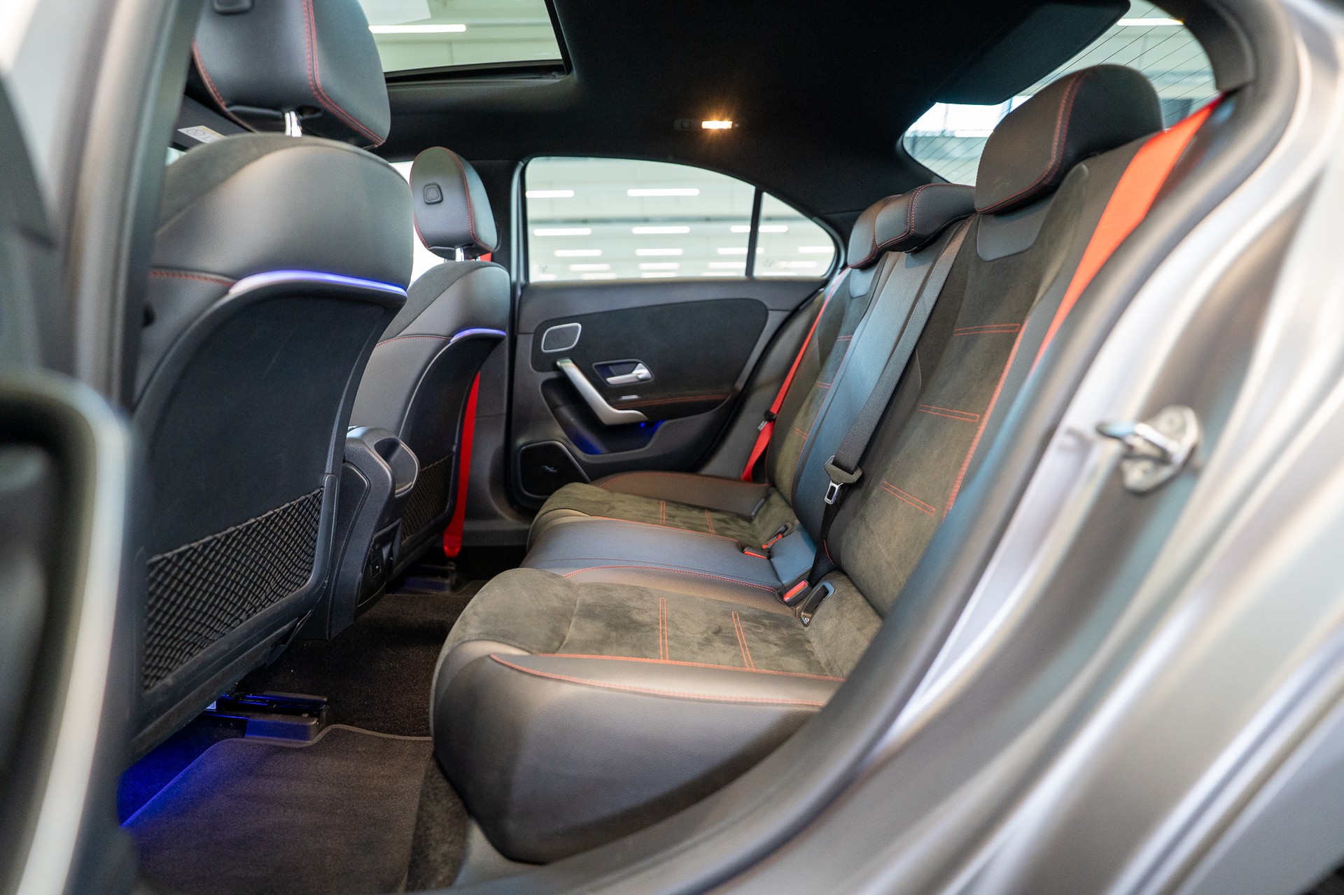 MERCEDES-BENZ A 35 AMG 4matic Limousine / Frozen Grey / Panorama-Schiebedach / Ambiente-beleuchtung-image-13