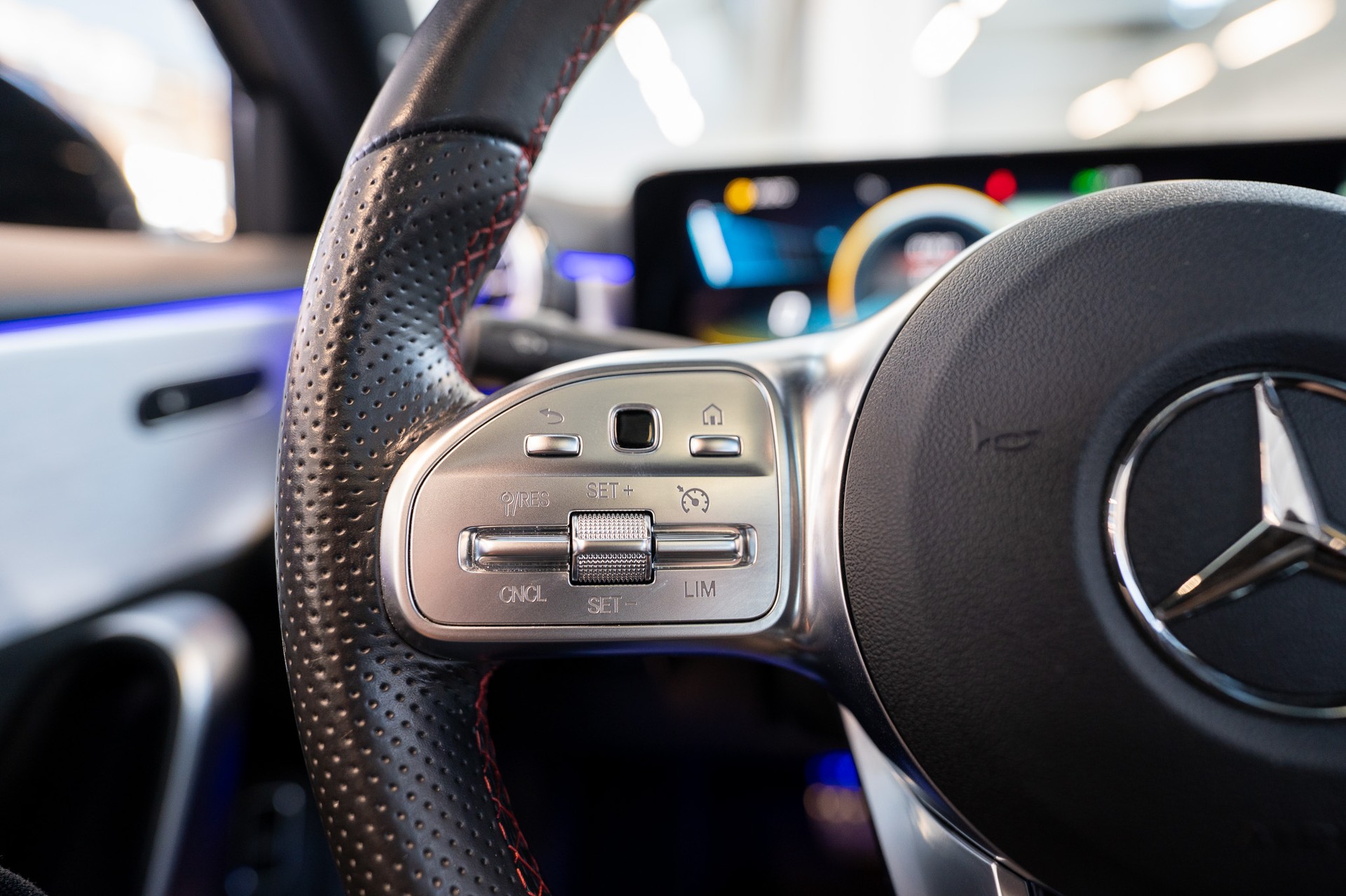 MERCEDES-BENZ A 35 AMG 4matic Limousine / Frozen Grey / Panorama-Schiebedach / Ambiente-beleuchtung-image-23
